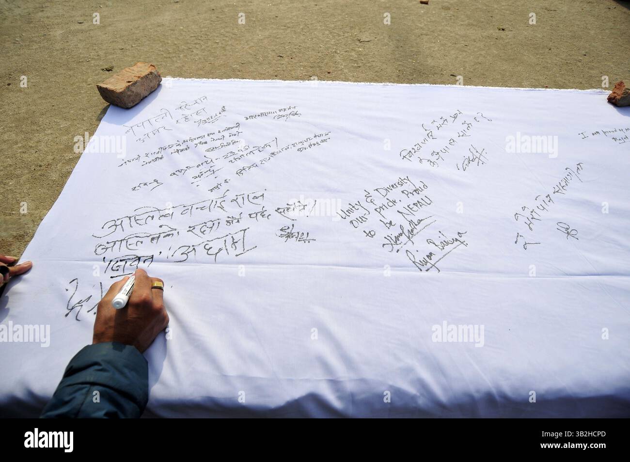 1 janvier 2016 - Katmandou, NP, Népal - les Népalais signant la campagne de signature lors de la célébration de la Journée nationale népalaise traditionnelle Topi Diwas ''Dhaka-Topi'' à Katmandou, Népal, le 1er janvier 2015. Diffusion du slogan « Letâ€™s Sauvez notre culture et nos nationalités » et « letâ€™s Spread it over the World » (crédit image : © Narayan Maharjan via ZUMA Wire) Banque D'Images