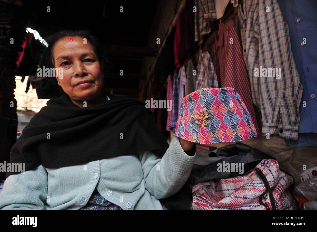Janvier 1, 2016 - Katmandou, NP, Népal - Un vendeur Topi de Dhaka montre le ''Dhaka-Topi'' traditionnel népalais lors de la célébration de la journée ''Dhaka-Topi'' traditionnelle népalaise nationale népalaise'' Topi à Katmandou, Népal, le 1er janvier 2015. Diffusion du slogan « Letâ€™s Sauvez notre culture et nos nationalités » et « letâ€™s Spread it over the World » (crédit image : © Narayan Maharjan via ZUMA Wire) Banque D'Images