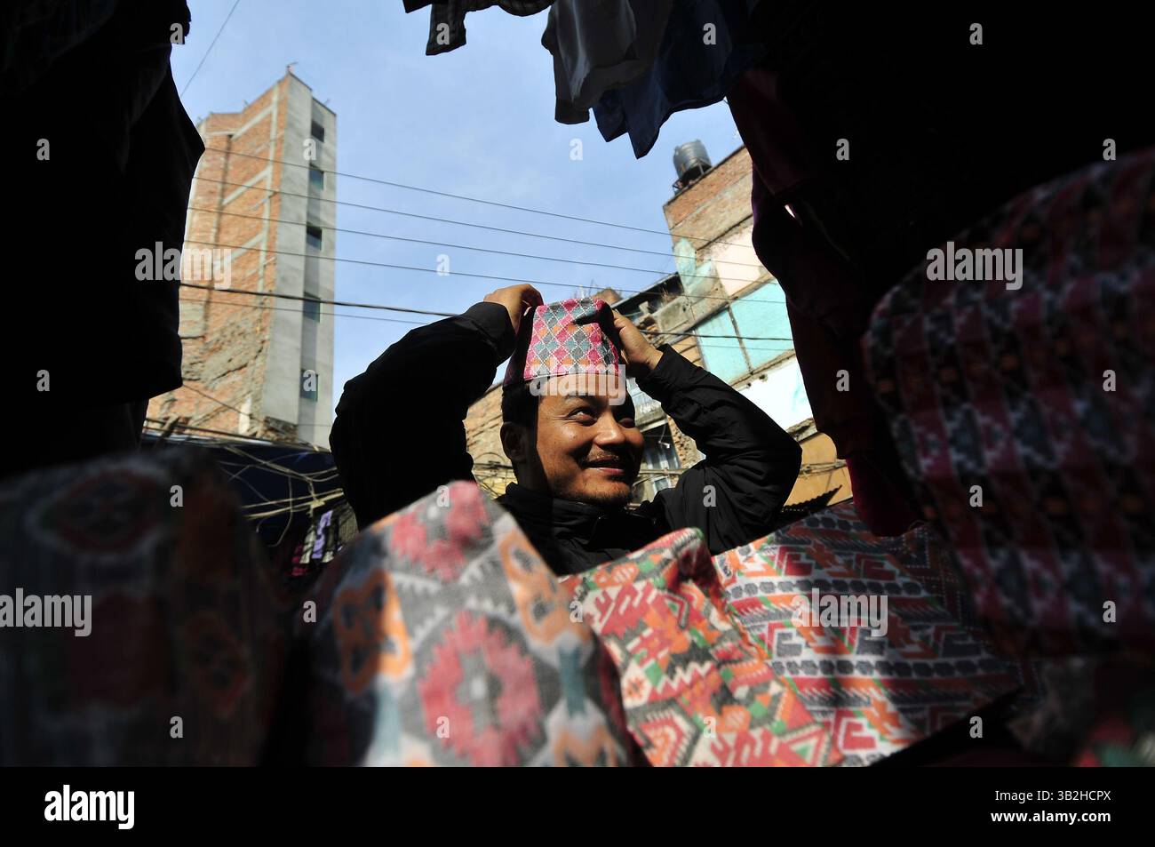 Janvier 1, 2016 - Katmandou, NP, Népal - BINAY Maharjan, 30ans, consultez le ''Dhaka-Topi'' traditionnel népalais pour la célébration de la Journée Diwas ''Dhaka-Topi'' traditionnel népalais à Katmandou, Népal, le 1er janvier 2015. Diffusion du slogan « Letâ€™s Sauvez notre culture et nos nationalités » et « letâ€™s Spread it over the World » (crédit image : © Narayan Maharjan via ZUMA Wire) Banque D'Images