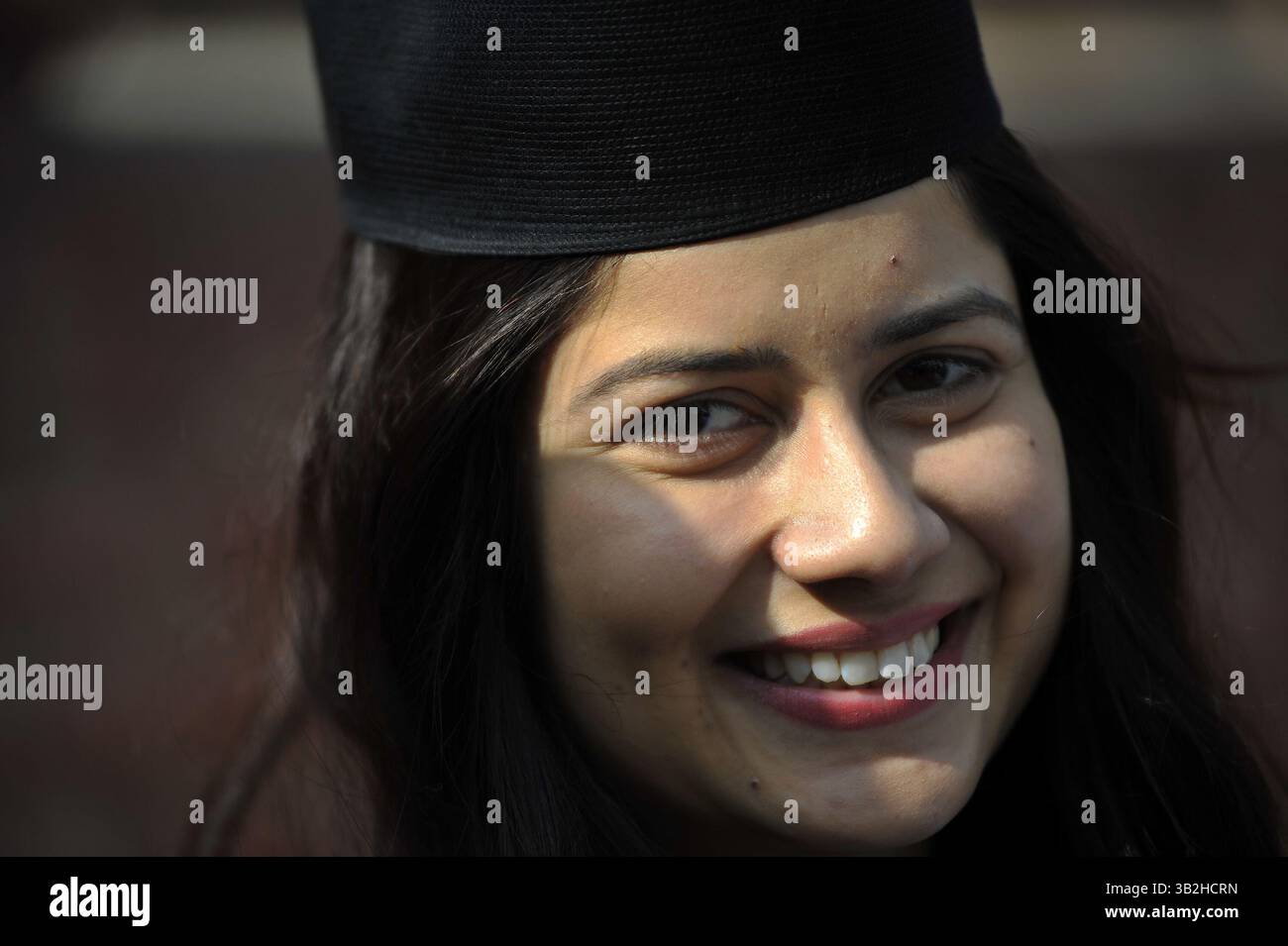 1 janvier 2016 - Katmandou, NP, Népal - Une fille népalaise sourit comme après avoir porté le ''Dhaka-Topi'' traditionnel népalais lors de la célébration de la Journée ''Dhaka-Topi'' traditionnelle népalaise nationale népalaise'' à Katmandou, Népal, le 1er janvier 2015. Diffusion du slogan « Letâ€™s Sauvez notre culture et nos nationalités » et « letâ€™s Spread it over the World » (crédit image : © Narayan Maharjan via ZUMA Wire) Banque D'Images