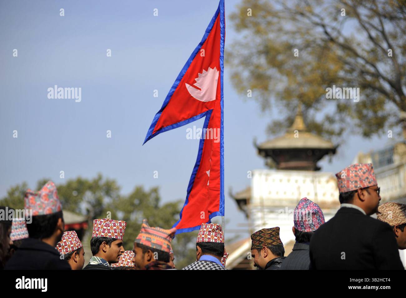 Janvier 1, 2016 - Katmandou, NP, Népal - les Népalais portant le ''Dhaka-Topi'' traditionnel népalais lors de la célébration de la journée ''Dhaka-Topi'' traditionnelle népalaise nationale népalaise'' à Katmandou, Népal, le 1er janvier 2015. Diffusion du slogan « Letâ€™s Sauvez notre culture et nos nationalités » et « letâ€™s Spread it over the World » (crédit image : © Narayan Maharjan via ZUMA Wire) Banque D'Images