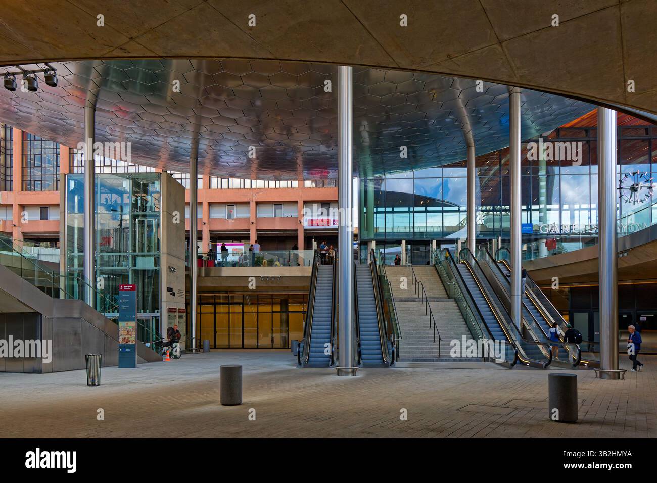 LYON, FRANCE, 27 avril 2025 : à la gare de la part-Dieu, un nouvel espace est ouvert au public après 6 ans de travaux pour améliorer la mobilité des voyageurs Banque D'Images