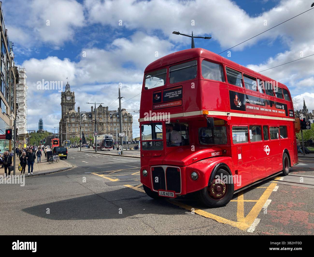 Visites guidées du Red bus Bistro dans un bus rouge classique, visites touristiques et service du thé et du champagne l'après-midi, Princes Street, Édimbourg, Écosse - Image de stock capturée avec un smartphone
