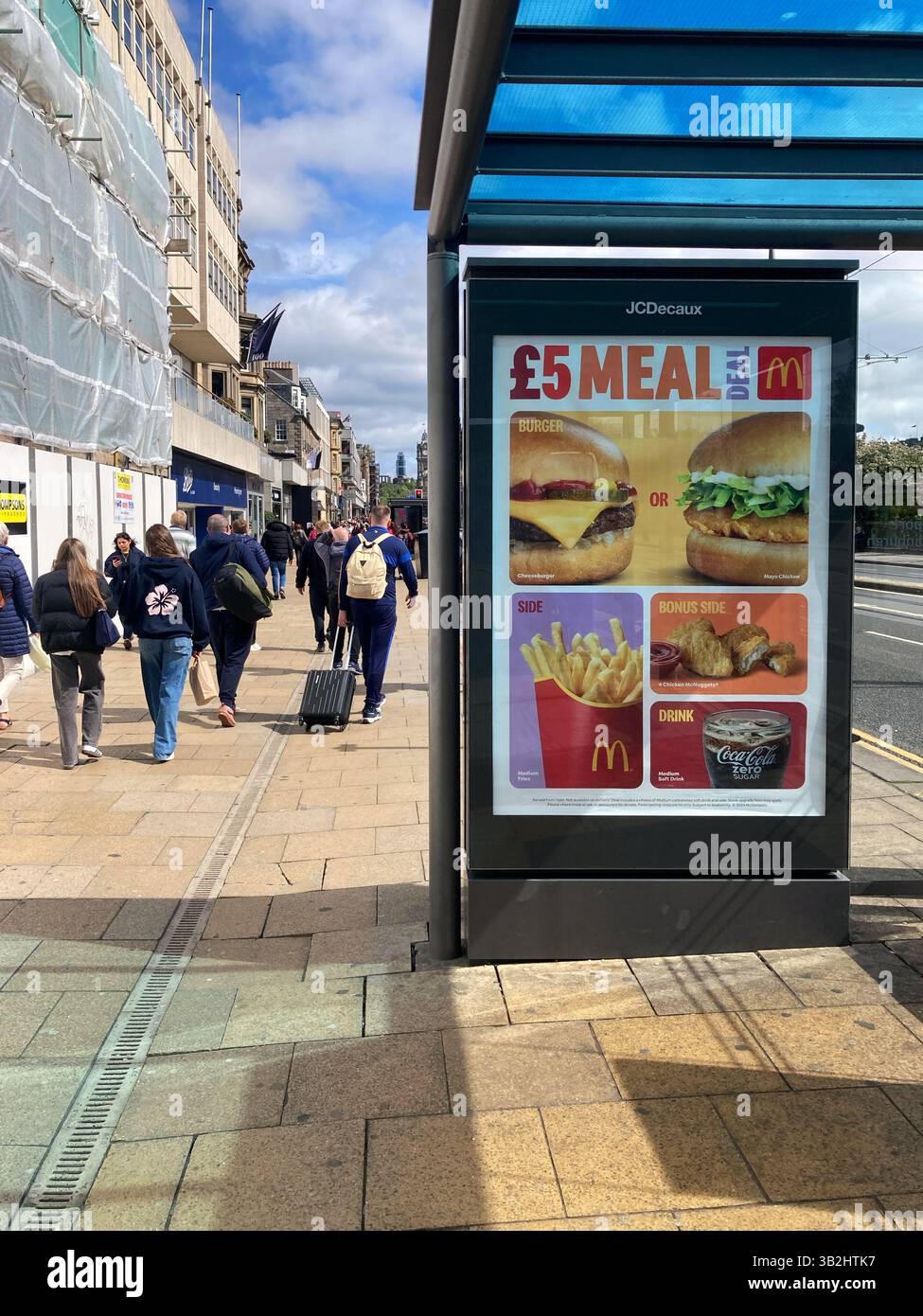 Offre repas McDonald's à 5 £, Burger Side and Drink, publicité promotionnelle sur l'abri de bus, Princes Street Édimbourg, Écosse - Image de stock capturée avec un smartphone
