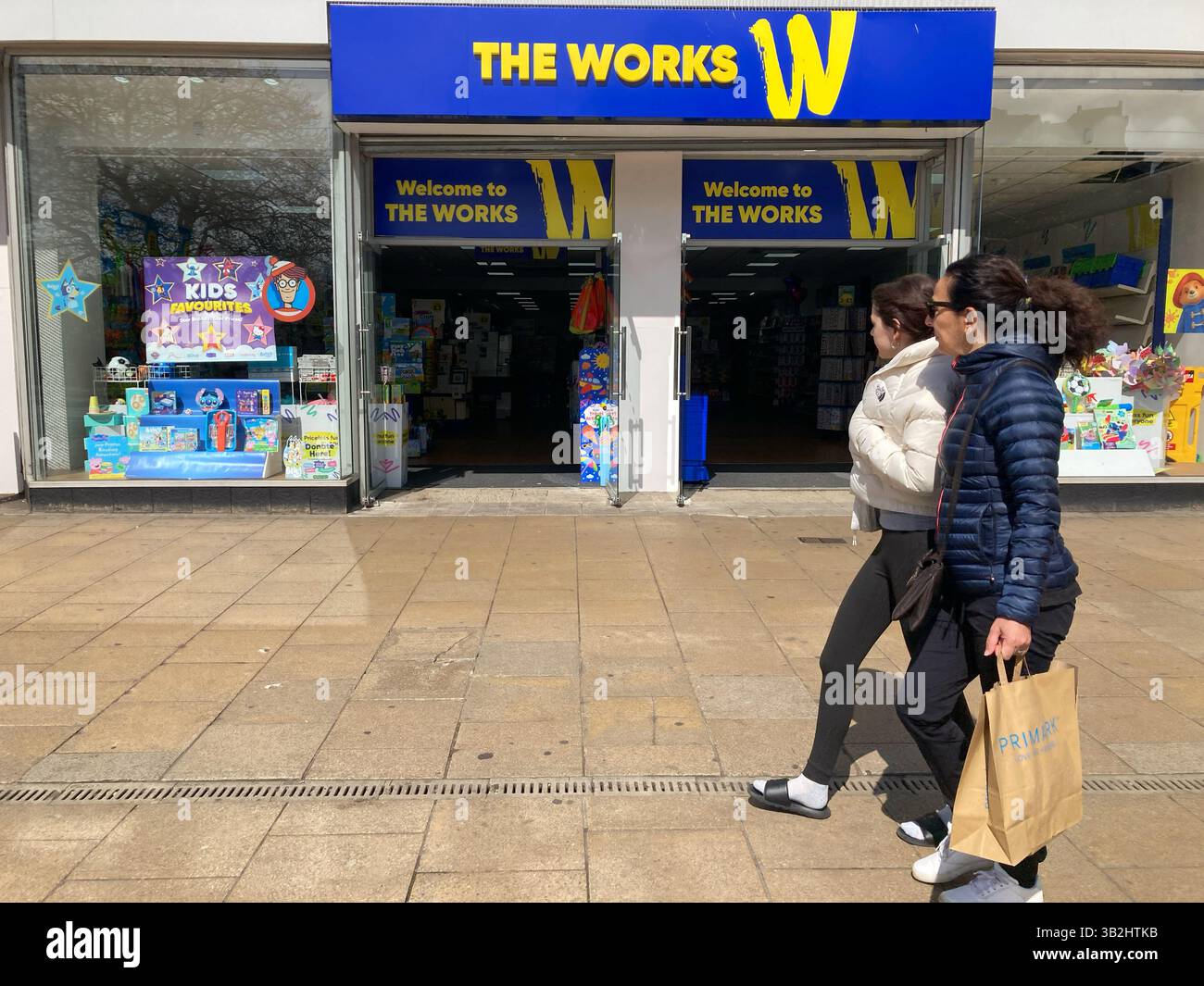 Les œuvres, fournisseur de livres de valeur, papeterie, matériel d'artistes, cartes de vœux, musique, vidéos, DVD et jeux, Princes Street, Édimbourg Écosse - Image de stock capturée avec un smartphone