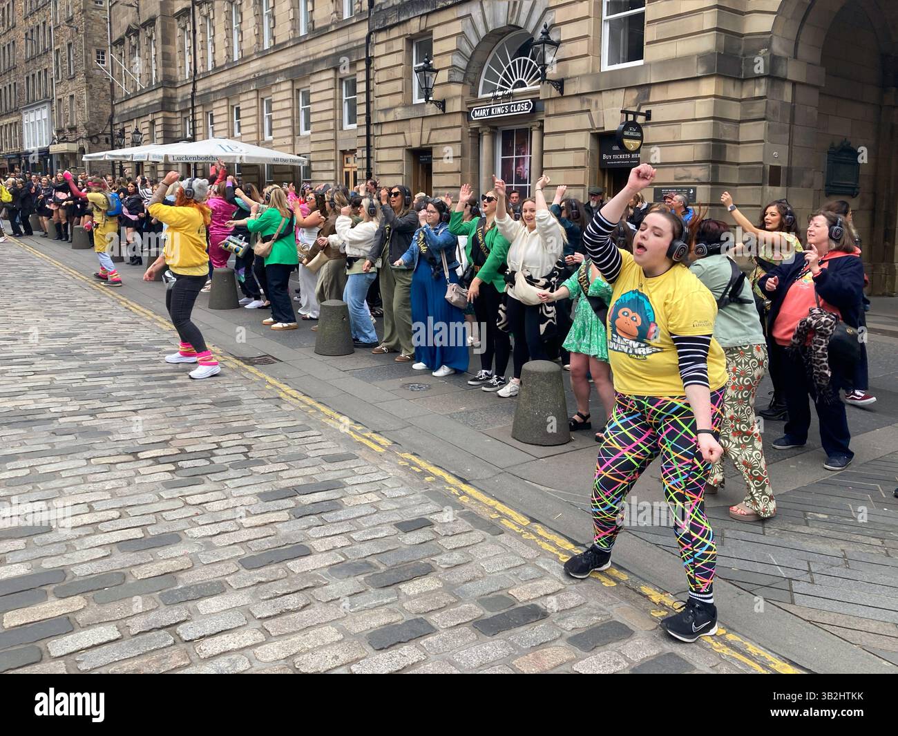 Silent Adventures flash mob groupe disco silencieux danse devant le City Chambers, Royal Mile, Édimbourg Écosse - Image de stock capturée avec un smartphone