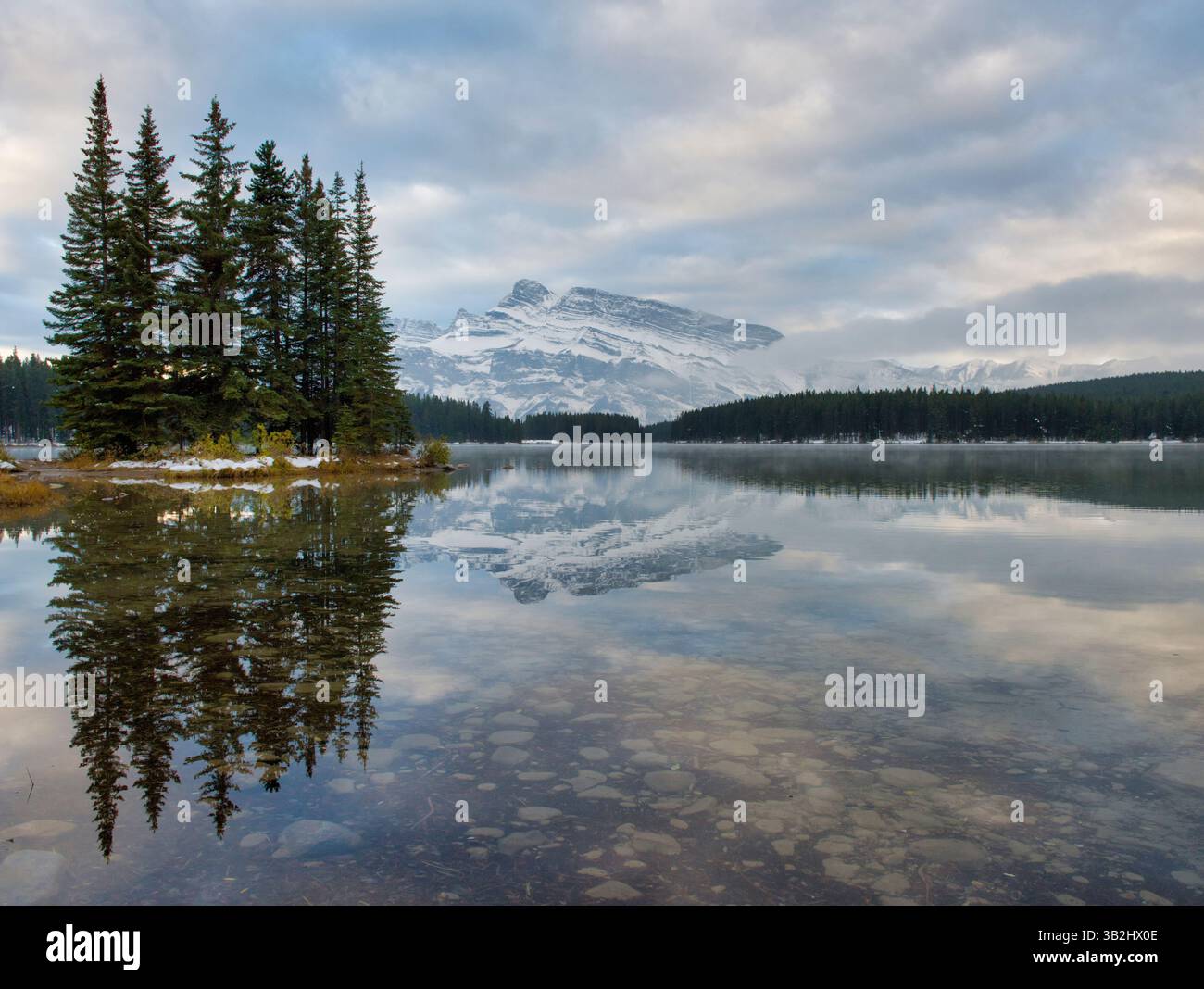 Two Jack Lake avec Cascade Mountain en arrière-plan, parc national Banff, Alberta, Canada Banque D'Images