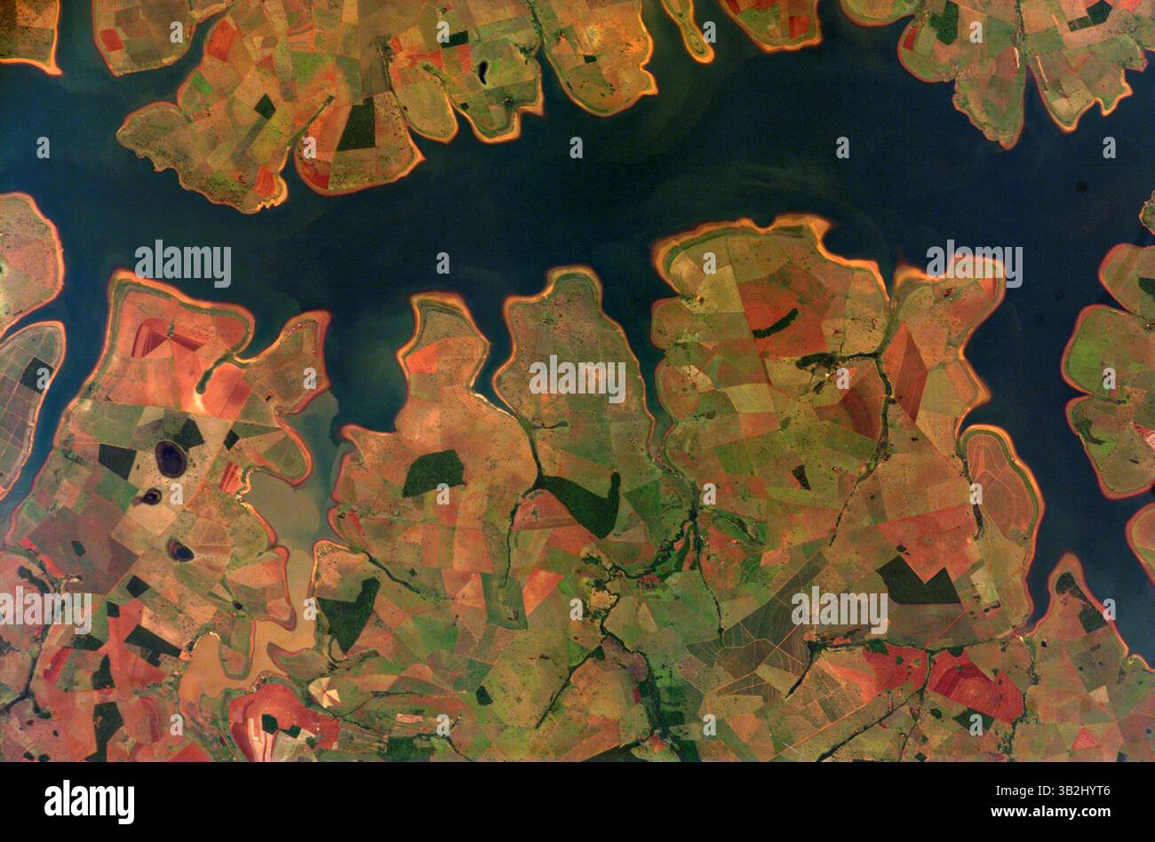 22 novembre 2007 - Sao Simao, Brésil - vue depuis la Station spatiale internationale des tendances causées par l'agriculture le long du réservoir de Sao Simao au Brésil. (Crédit image : © NASA/Planet Pix via ZUMA Wire) Banque D'Images
