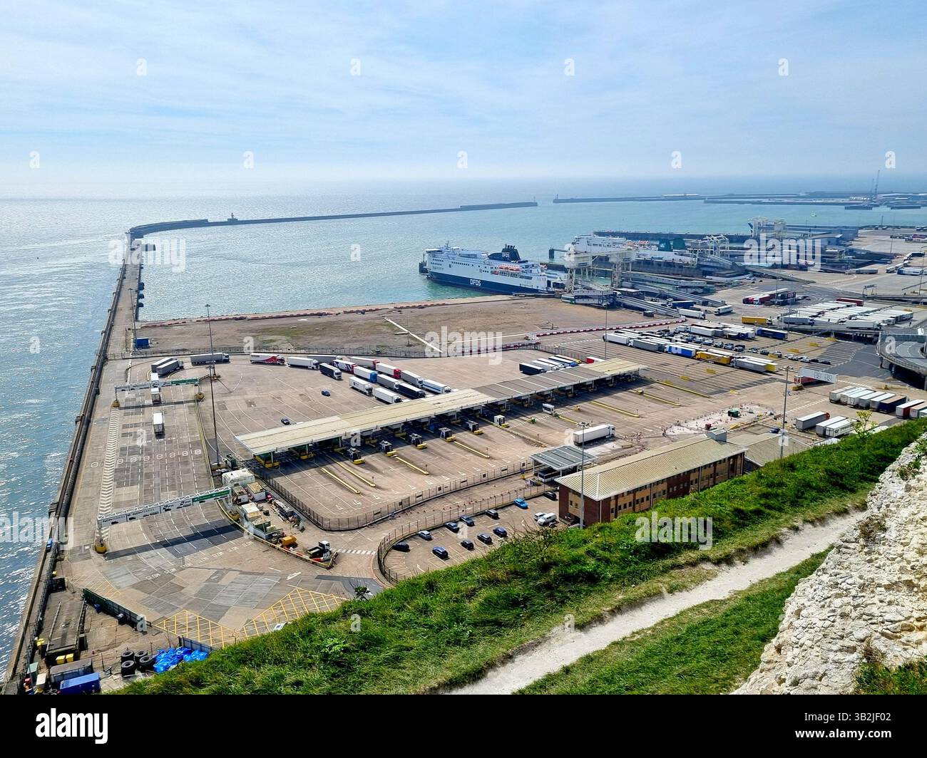 Vue aérienne depuis les falaises blanches de la zone des eaux et des installations du port de Douvres, Kent, Angleterre, Royaume-Uni Banque D'Images