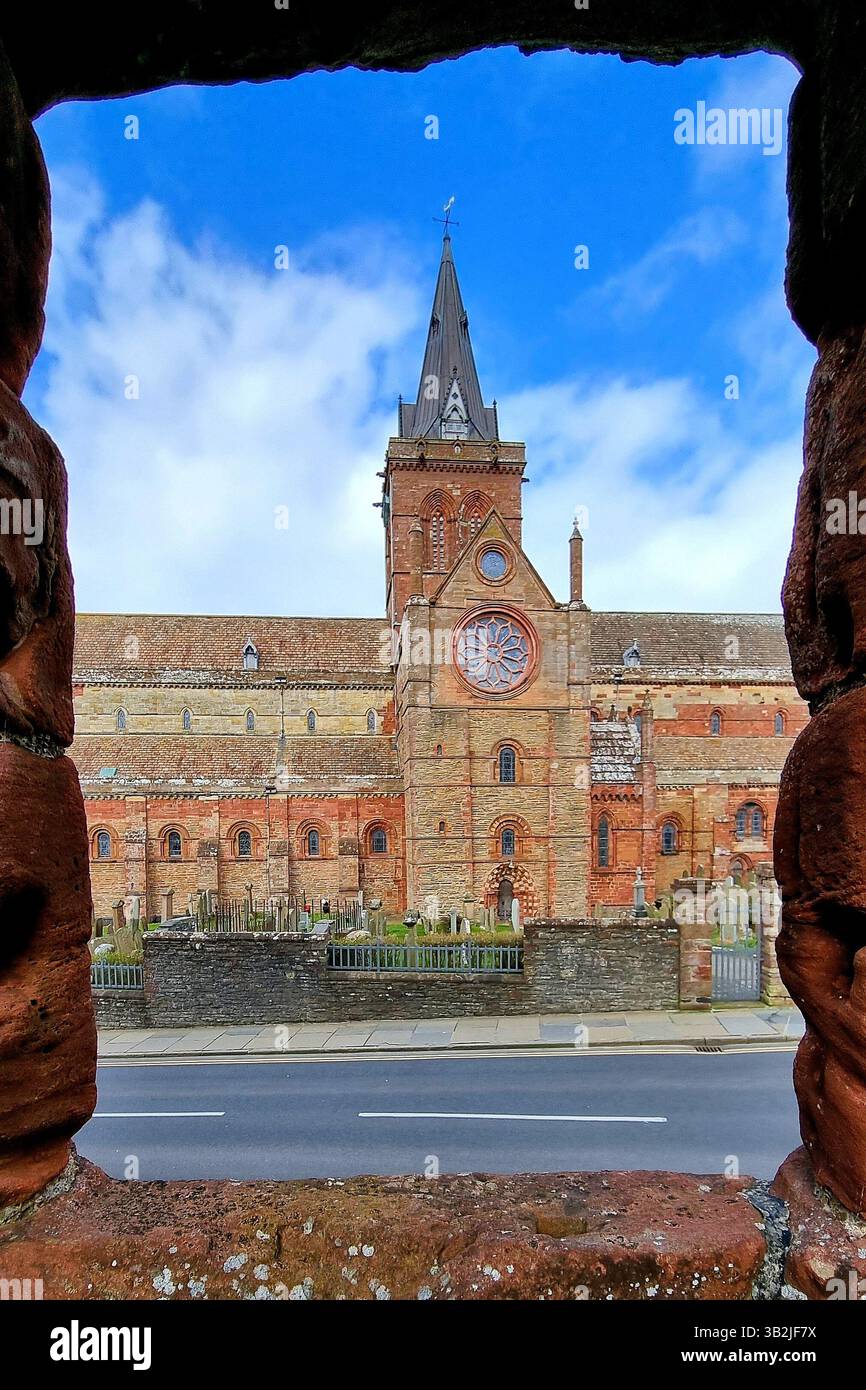 Vue de l'ancienne cathédrale Saint Magnus à travers un trou de fenêtre dans les ruines médiévales de Kirkwal lon les îles Orcades, Écosse, Grande-Bretagne Banque D'Images