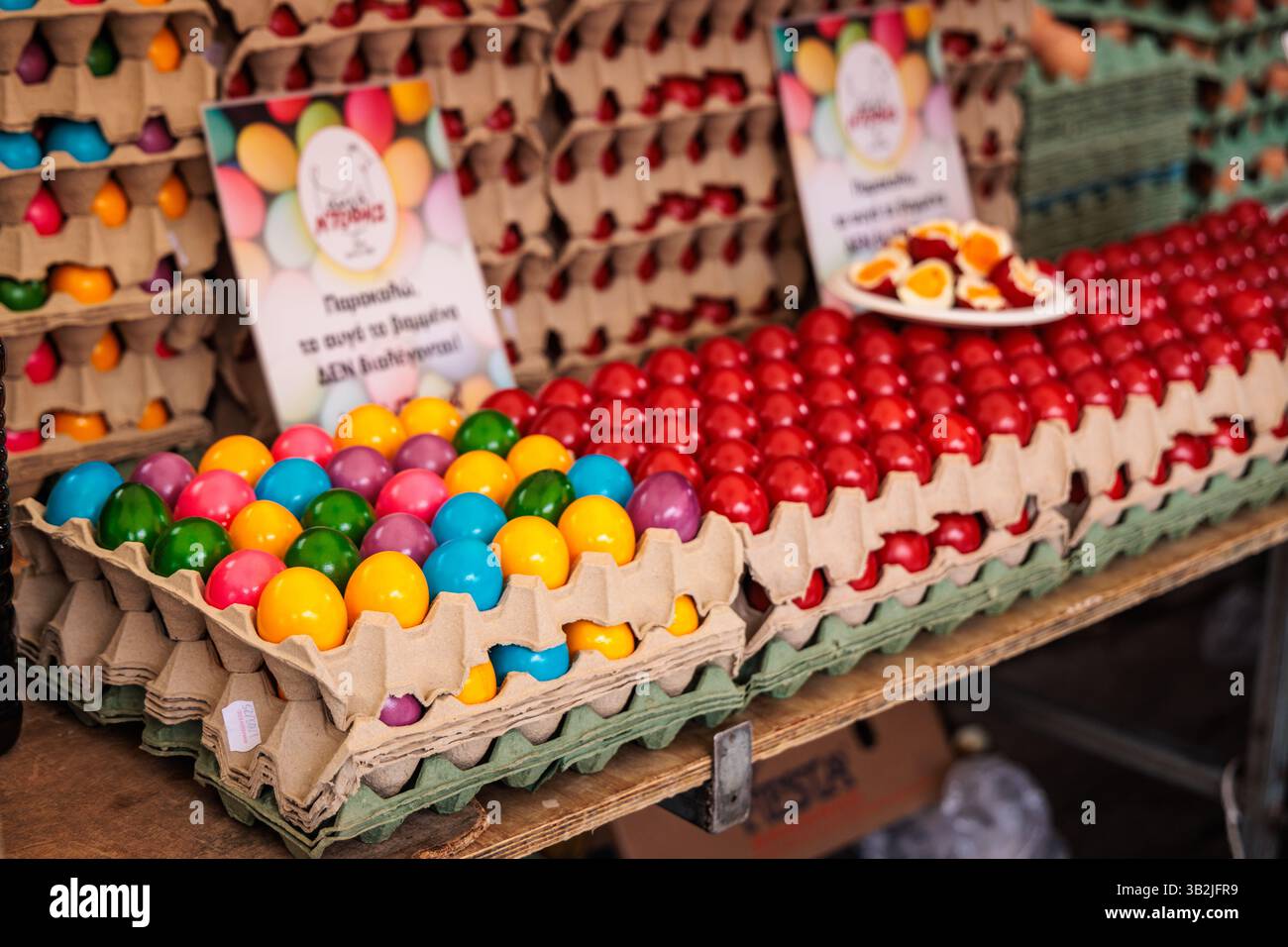 Oeufs colorés pour les fêtes grecques de Pâques en vente sur un marché fermier à Athènes. Banque D'Images