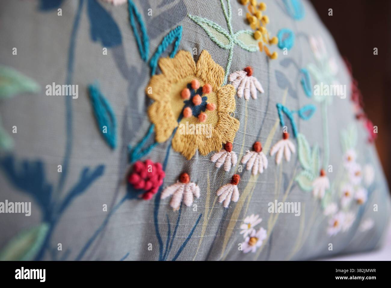 Maison, décoration et oreiller ou tapisserie gros plan de fleurs dans l'appartement ou couture créative, décorations ou design d'intérieur. Coussin, floral et cosy Banque D'Images