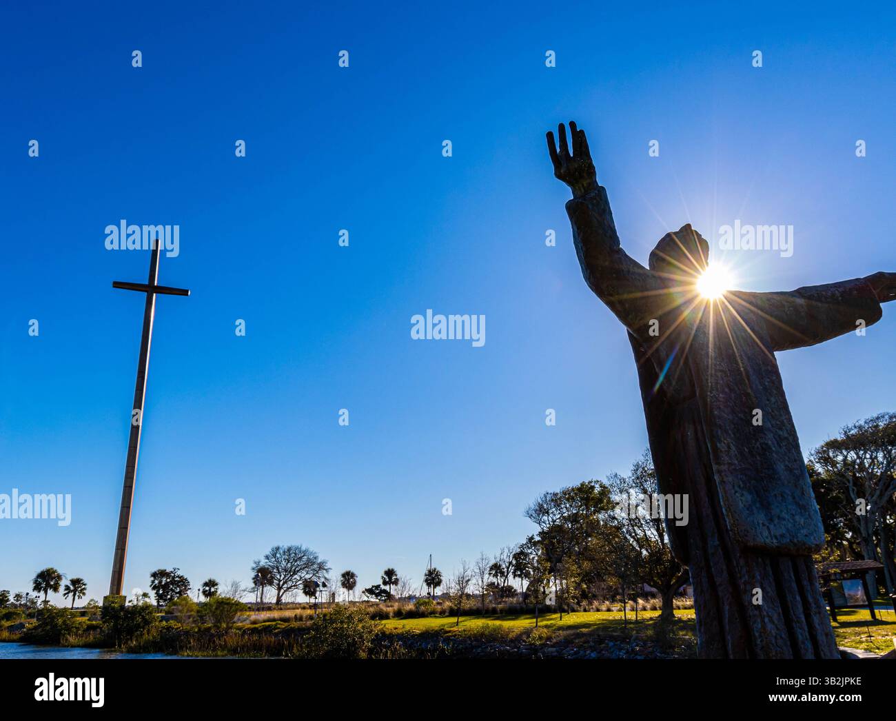 Statue en bronze du Père Francisco Lopez de Mendoza Grajales avec la Grande Croix, Mission of nombre de Dios, tous Augustine, Florida, USA Banque D'Images