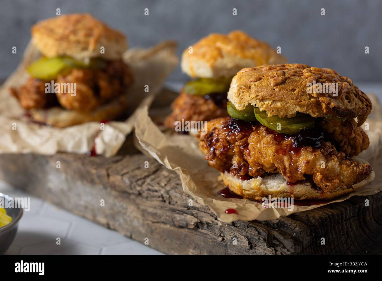 Biscuit au poulet et à la sauce cerise chaude Banque D'Images
