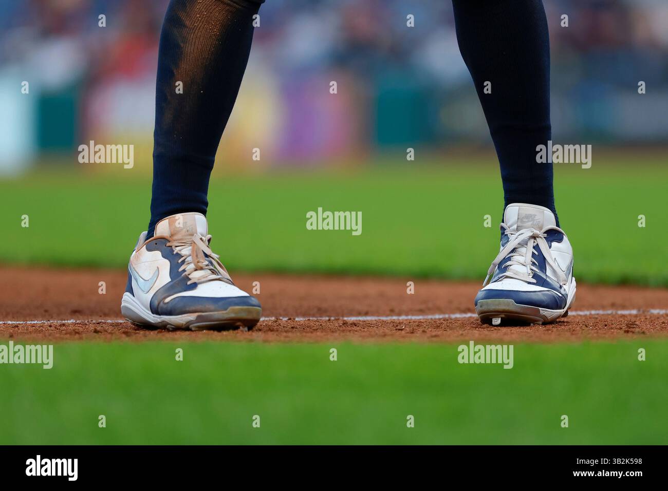 Vue détaillée des crampons portés par Aaron Judge #99 des Yankees de New York lors d'un match contre les Guardians de Cleveland au progressive Field le 22 avril 2025 à Cleveland, Ohio. (Photo de Brandon Sloter/image du sport) Banque D'Images