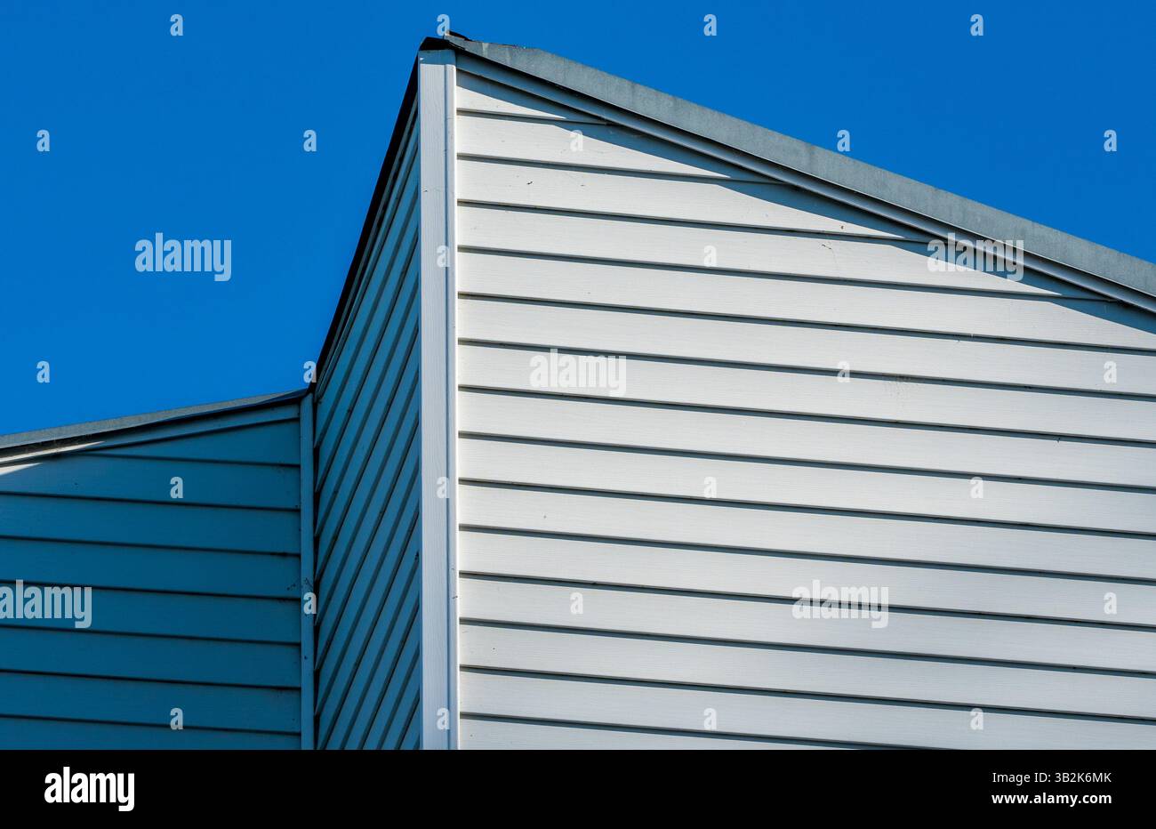 Cornered by Light : toit en bois et perspective du ciel Banque D'Images