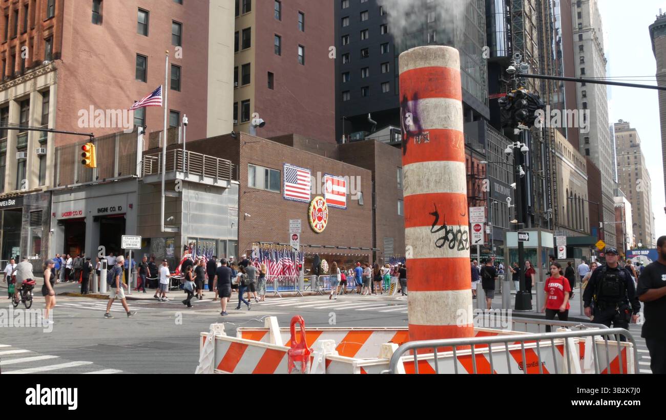 New York City, États-Unis - 11 septembre 2023 : les pompiers célèbrent la Journée du Patriot. 911 événement commémoratif du souvenir, FDNY commémorer l'anniversaire. Pompiers, Manhattan 10 Ten Firehouse. Banque D'Images