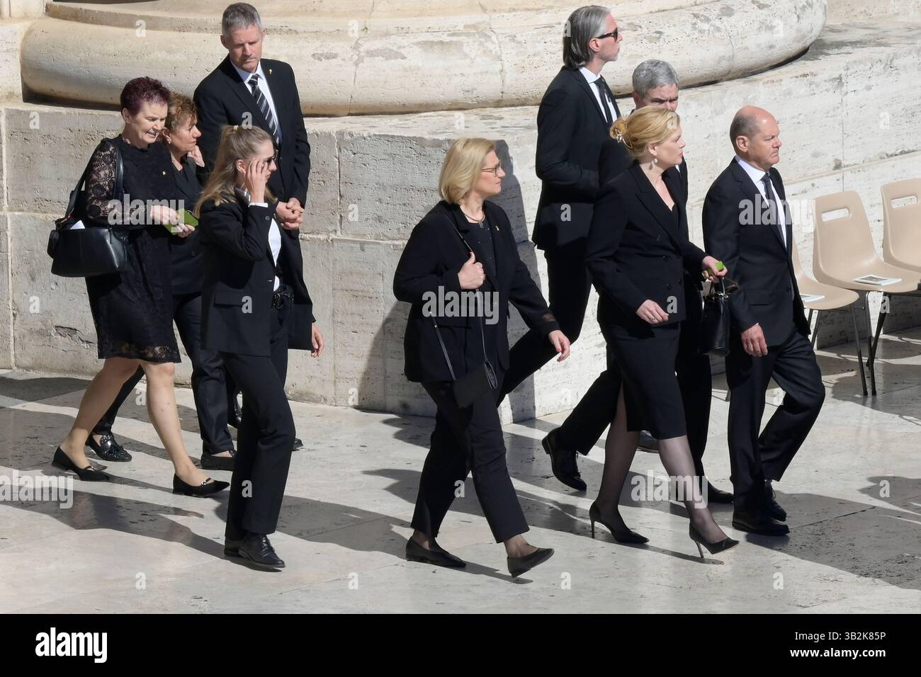 Vatican, Vatican. 26 avril 2025. OLAF Sholz (à droite) et son épouse Britta Ernst (à gauche) arrivent pour assister à la cérémonie funéraire du pape François à la place Pierre. (Photo de Mario Cartelli/SOPA images/SIPA USA) crédit : SIPA USA/Alamy Live News Banque D'Images