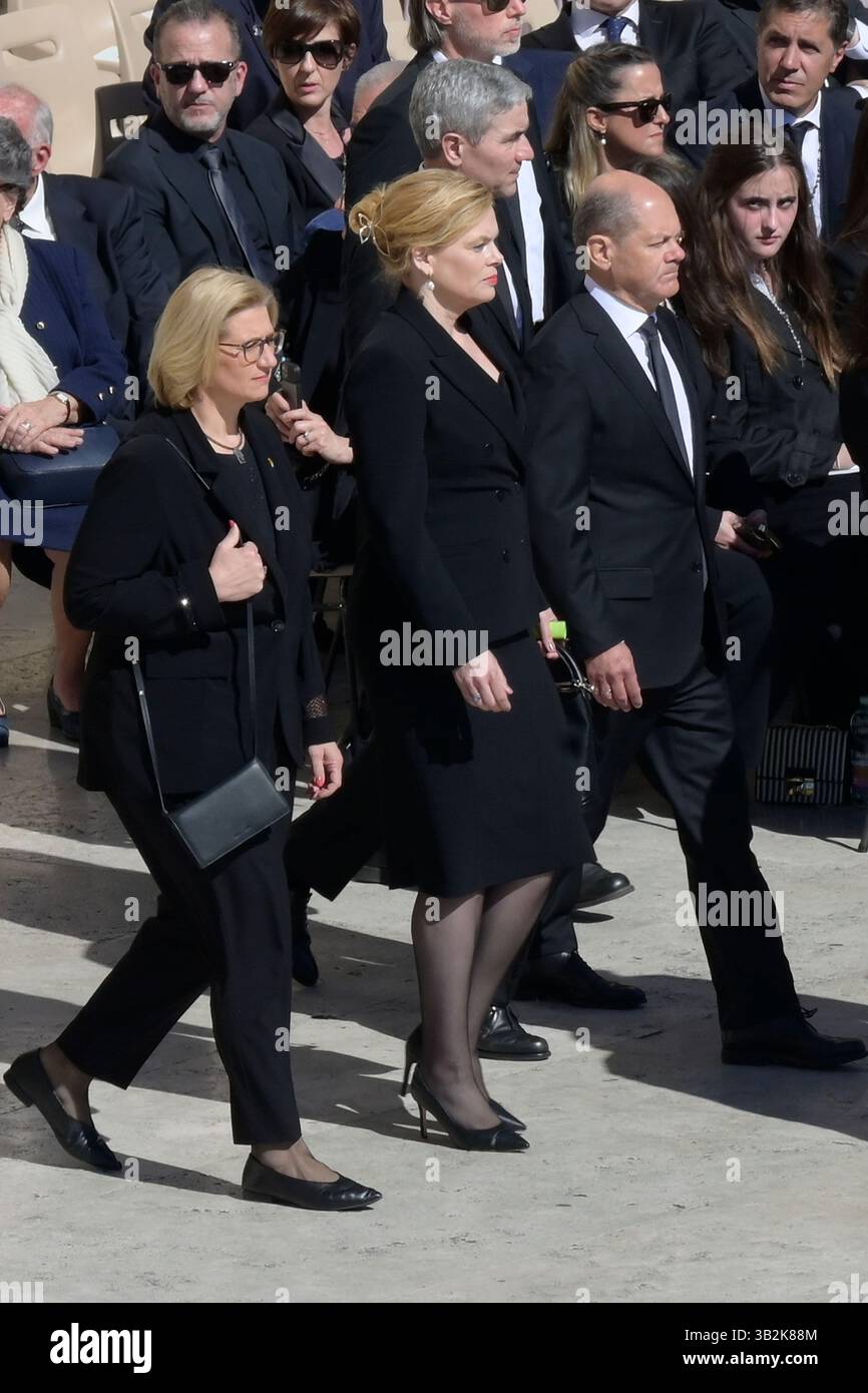Vatican, Vatican. 26 avril 2025. OLAF Sholz (à droite) et son épouse Britta Ernst (à gauche) arrivent pour assister à la cérémonie funéraire du pape François à la place Pierre. (Photo de Mario Cartelli/SOPA images/SIPA USA) crédit : SIPA USA/Alamy Live News Banque D'Images