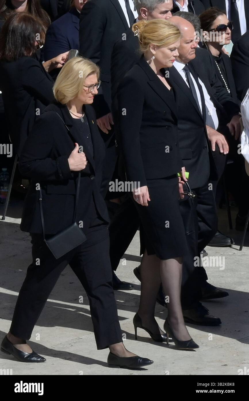 Vatican, Vatican. 26 avril 2025. OLAF Sholz (à droite) et son épouse Britta Ernst (à gauche) arrivent pour assister à la cérémonie funéraire du pape François à la place Pierre. Crédit : SOPA images Limited/Alamy Live News Banque D'Images