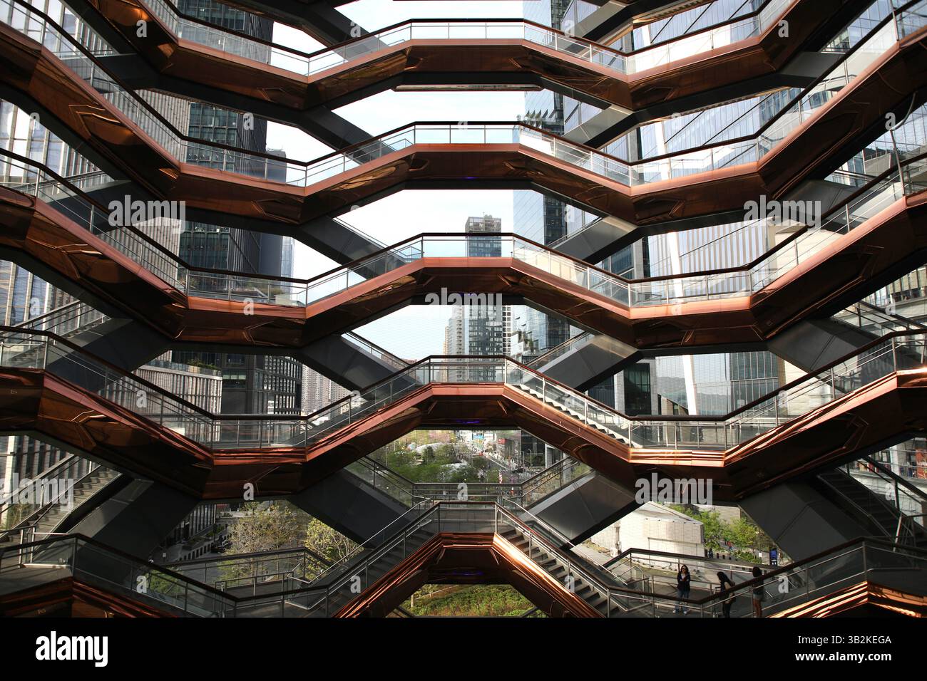 New York, États-Unis. 24 avril 2025. Vessel, une structure construite par Thomas Heatherwick et Heatherwick Studio dans le cadre du projet de réaménagement de Hudson Yards à Manhattan. Crédit : SOPA images Limited/Alamy Live News Banque D'Images