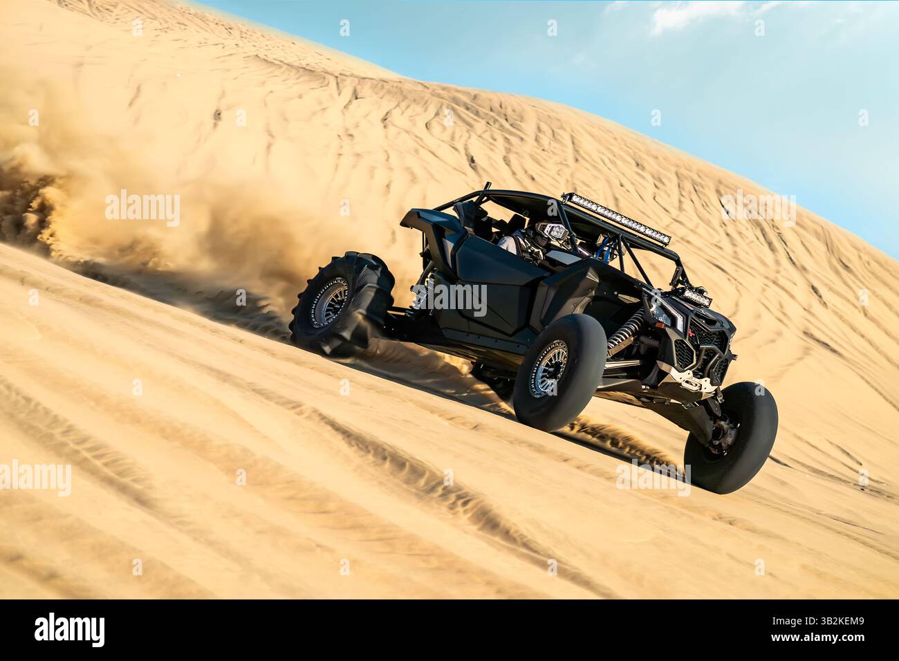 les dunes de sable se jettent hors route. buggy de rallye utv. Divertir les touristes dans le désert arabe. Banque D'Images