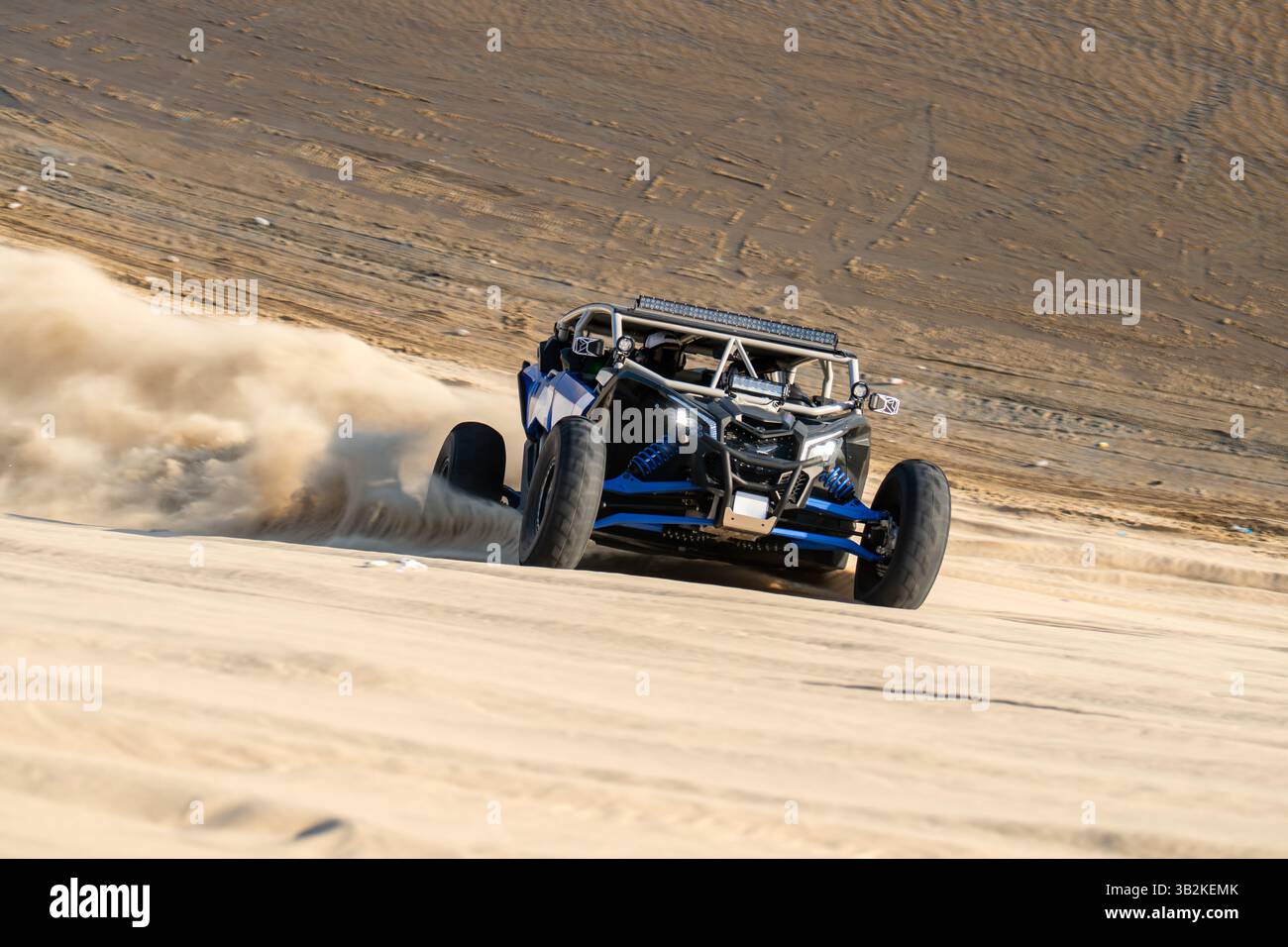 Voiture buggy hors route dans les dunes de sable du désert qatari Banque D'Images