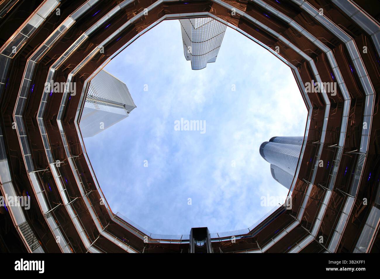 New York, États-Unis. 24 avril 2025. Vessel, une structure construite par Thomas Heatherwick et Heatherwick Studio dans le cadre du projet de réaménagement de Hudson Yards à Manhattan. (Crédit image : © Apolline Guillerot-Malick/SOPA images via ZUMA Press Wire) USAGE ÉDITORIAL SEULEMENT ! Non destiné à UN USAGE commercial ! Banque D'Images