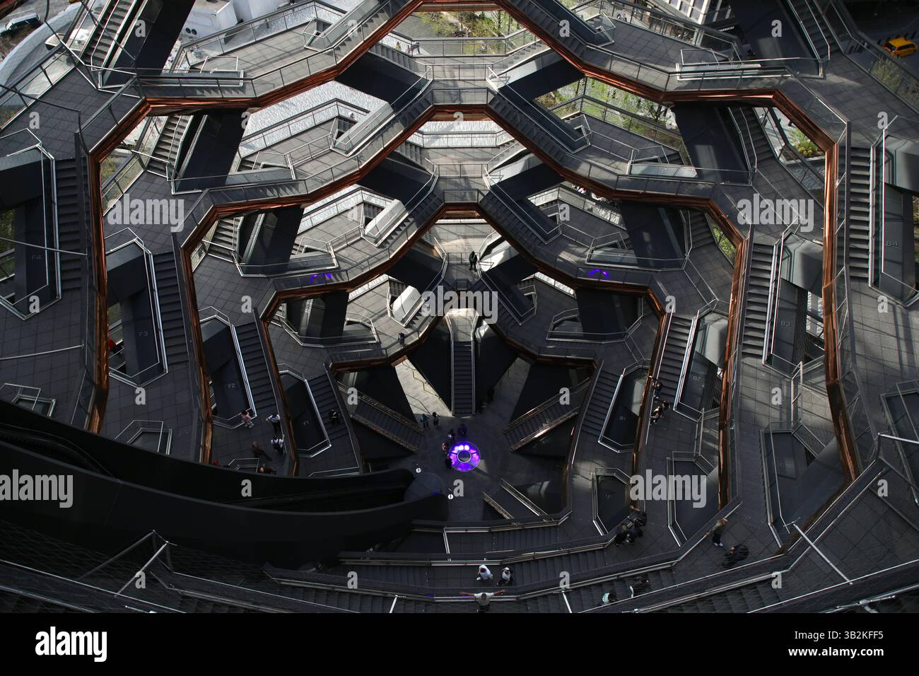 New York, États-Unis. 24 avril 2025. Vessel, une structure construite par Thomas Heatherwick et Heatherwick Studio dans le cadre du projet de réaménagement de Hudson Yards à Manhattan. (Crédit image : © Apolline Guillerot-Malick/SOPA images via ZUMA Press Wire) USAGE ÉDITORIAL SEULEMENT ! Non destiné à UN USAGE commercial ! Banque D'Images