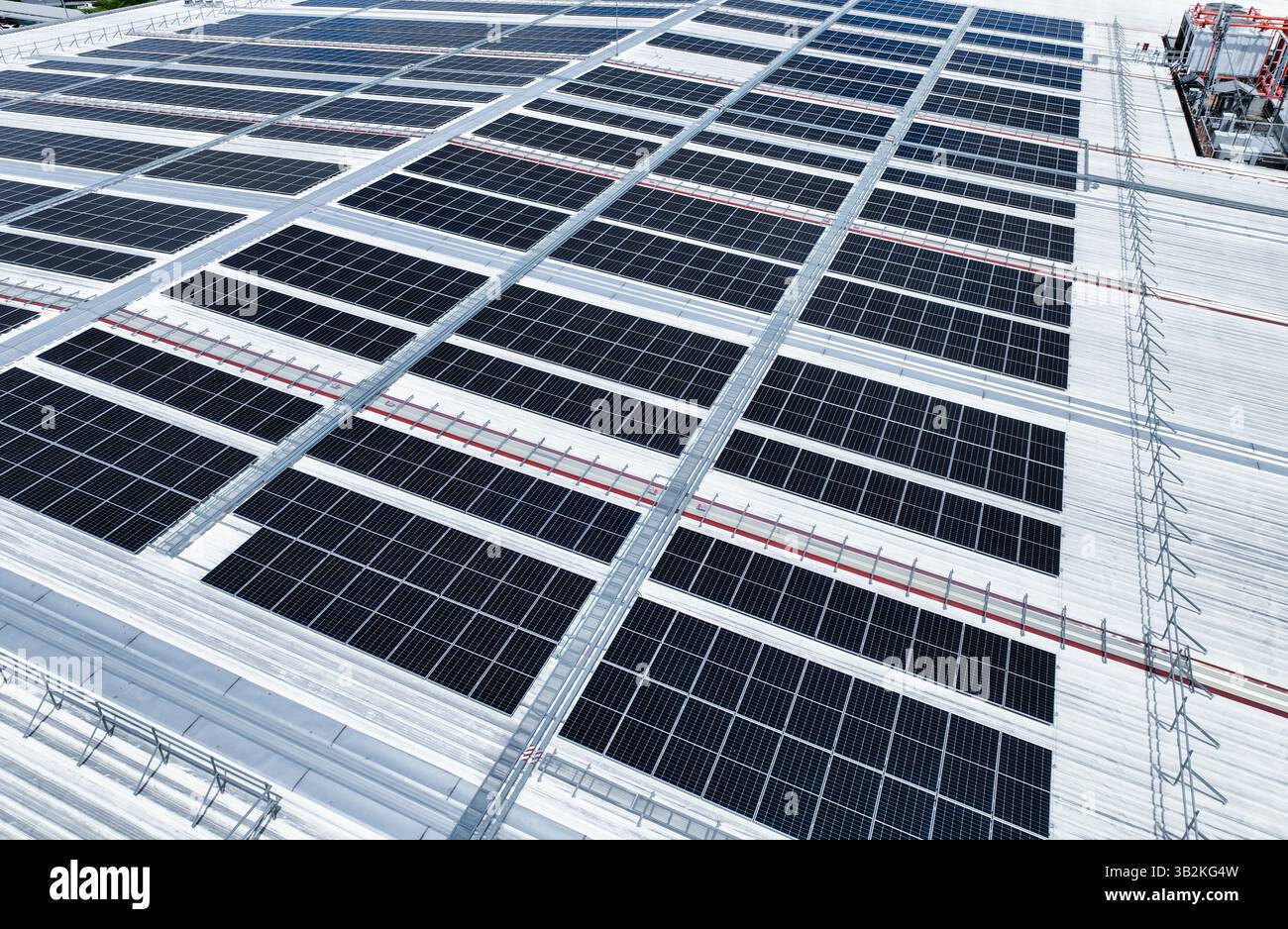 Entrepôt à énergie solaire. Centre de distribution moderne avec panneau solaire sur le toit. Entrepôt écologique. Solutions logistiques durables Banque D'Images