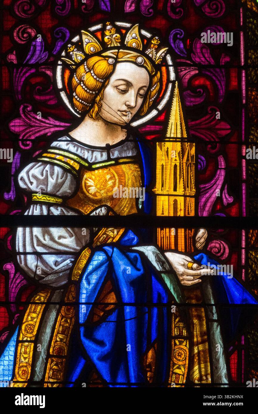 Saint Jean de Luz, France - 2025 : vitraux (XIXe siècle) de Sainte Jeanne de France. saint catholique. Banque D'Images