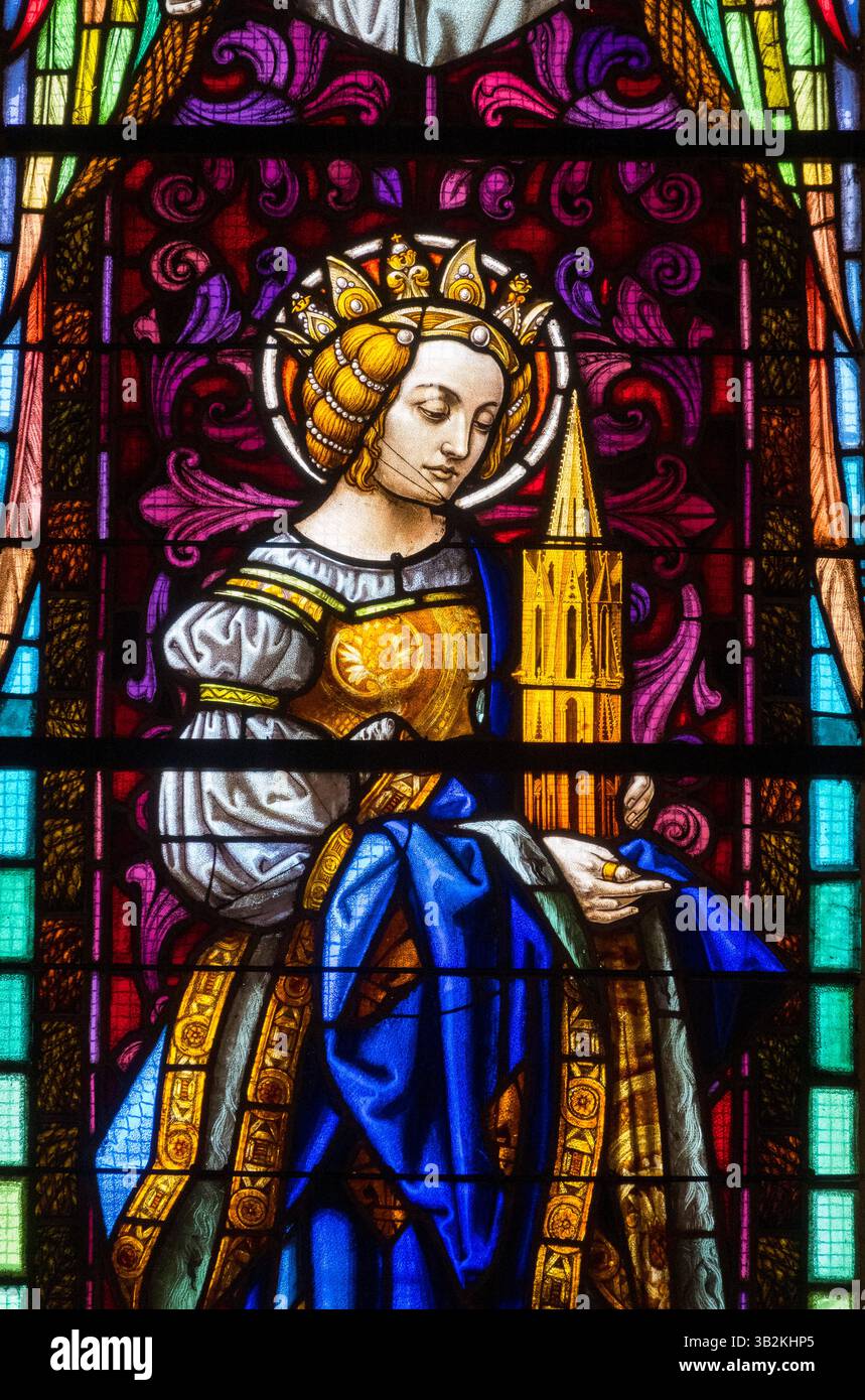 Saint Jean de Luz, France - 2025 : vitraux (XIXe siècle) de Sainte Jeanne de France. saint catholique. Banque D'Images