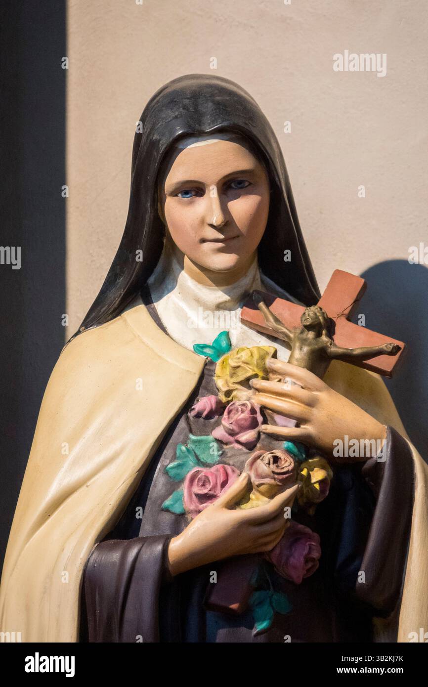 Saint Jean de Luz, France - 2025-04-04 : Statue (XIXe siècle) de Thérèse de Lisieux ou Thérèse de Lisieux, religieuse carmélite et sainte des Romains CA Banque D'Images
