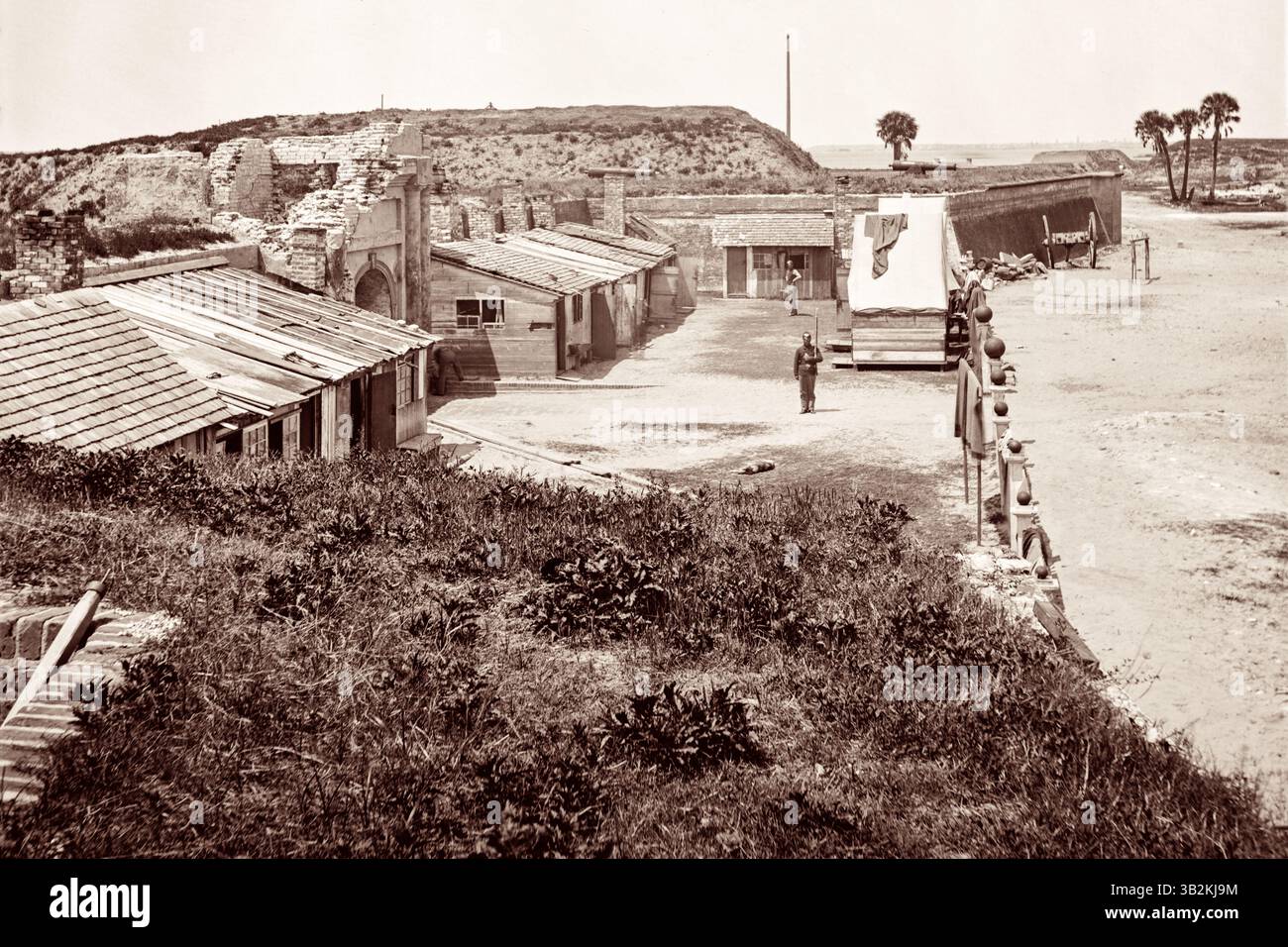 Intérieur du fort Moultrie sur Sullivan's Island près de Charleston, Caroline du Sud, en 1865. Fort Moultrie a joué un rôle important à la fois dans la guerre d'indépendance américaine et la guerre de Sécession. En outre, le guerrier séminole Osceola est mort prisonnier de l'armée américaine à Fort Moultrie en janvier 1838 et est enterré à l'extérieur du port secondaire du fort. Banque D'Images