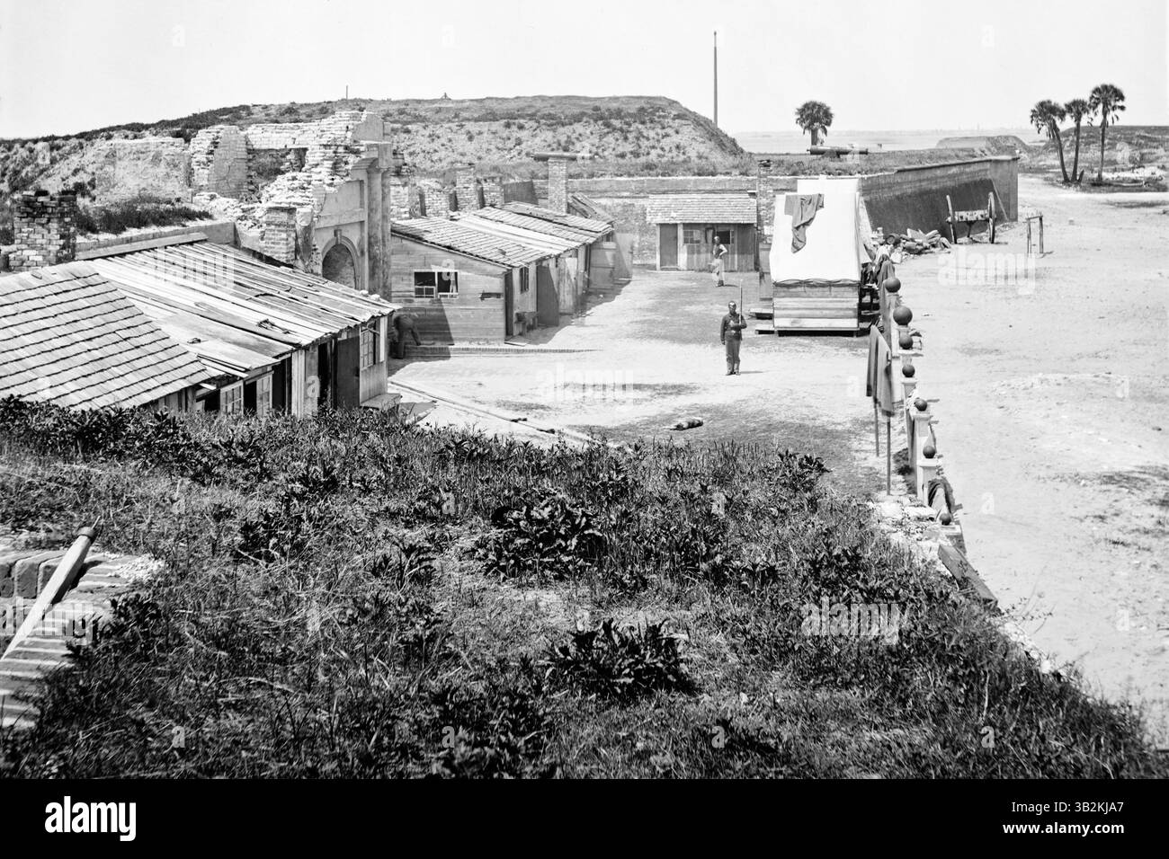 Intérieur du fort Moultrie sur Sullivan's Island près de Charleston, Caroline du Sud, en 1865. Fort Moultrie a joué un rôle important à la fois dans la guerre d'indépendance américaine et la guerre de Sécession. En outre, le guerrier séminole Osceola est mort prisonnier de l'armée américaine à Fort Moultrie en janvier 1838 et est enterré à l'extérieur du port secondaire du fort. Banque D'Images