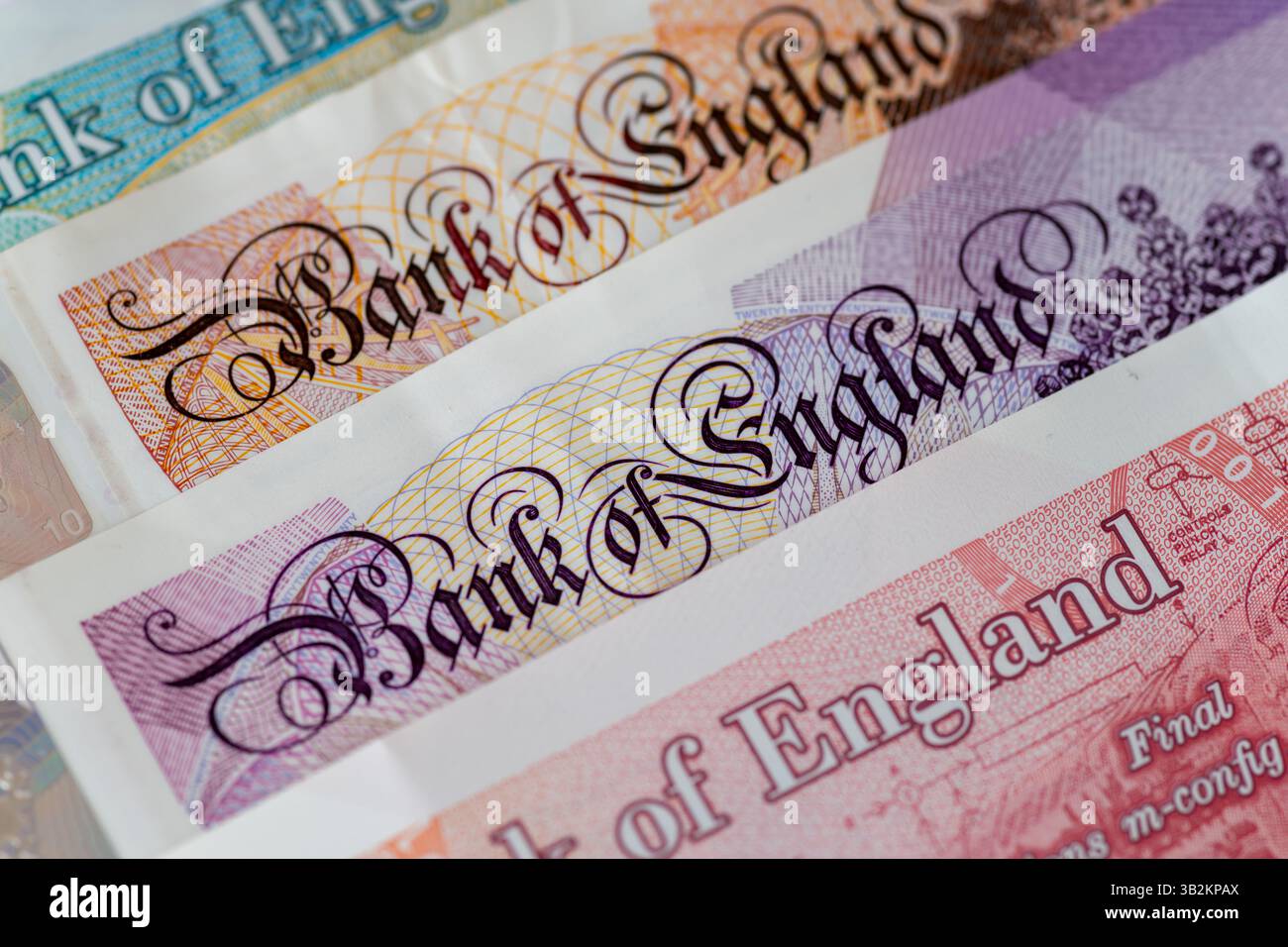 Londres. UK- 04.25.2025. Les mots Bank of England imprimés sur la monnaie du Royaume-Uni, les billets de banque en livre sterling. Banque D'Images