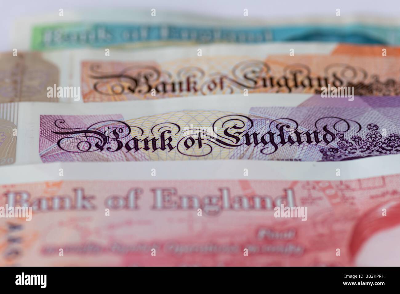 Londres. UK- 04.25.2025. Les mots Bank of England imprimés sur la monnaie du Royaume-Uni, les billets de banque en livre sterling. Banque D'Images