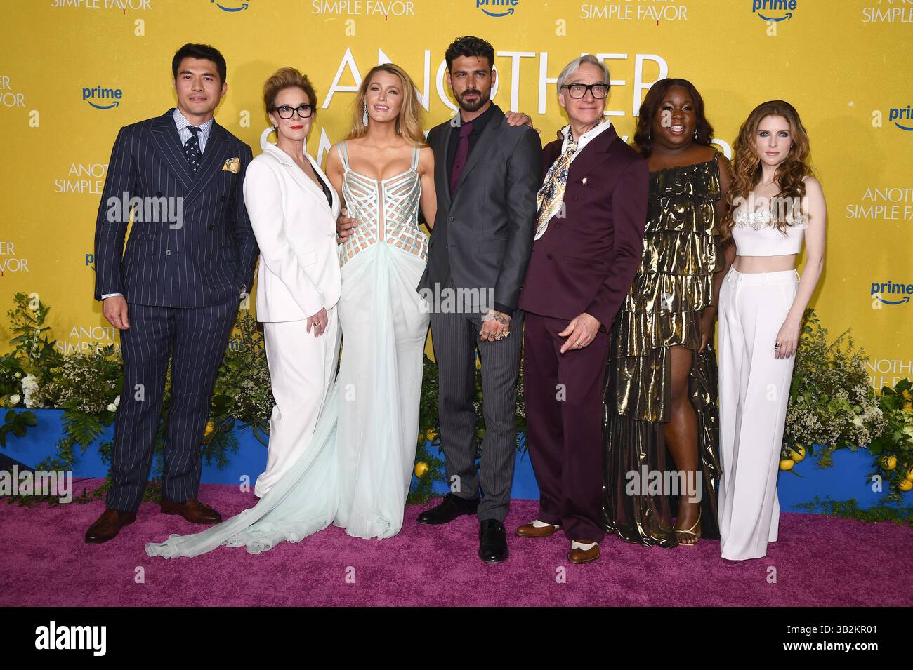 New York, États-Unis. 27 avril 2025. Henry Golding, Basic Salahuddin, Elizabeth Perkins, Blake Lively, Michele Morrone, le réalisateur Paul Feig, Alex Newell et Anna Kendrick assistent à la projection New-yorkaise d'Another simple Favor au Jazz Center, New York, NY, le 27 avril 2025. (Photo par Anthony Behar/Sipa USA) crédit : Sipa USA/Alamy Live News Banque D'Images