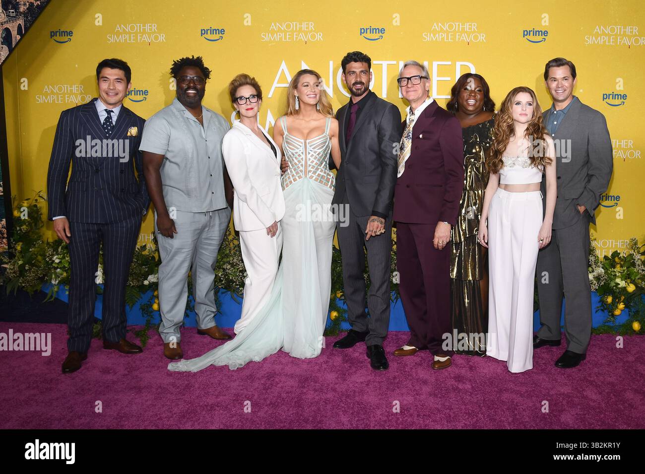 New York, États-Unis. 27 avril 2025. Henry Golding, Basic Salahuddin, Elizabeth Perkins, Blake Lively, Michele Morrone, le réalisateur Paul Feig, Alex Newell, Anna Kendrick et Andrew Randells assistent à la projection New-yorkaise d'Another simple Favor au Jazz Center, New York, NY, le 27 avril 2025. (Photo par Anthony Behar/Sipa USA) crédit : Sipa USA/Alamy Live News Banque D'Images