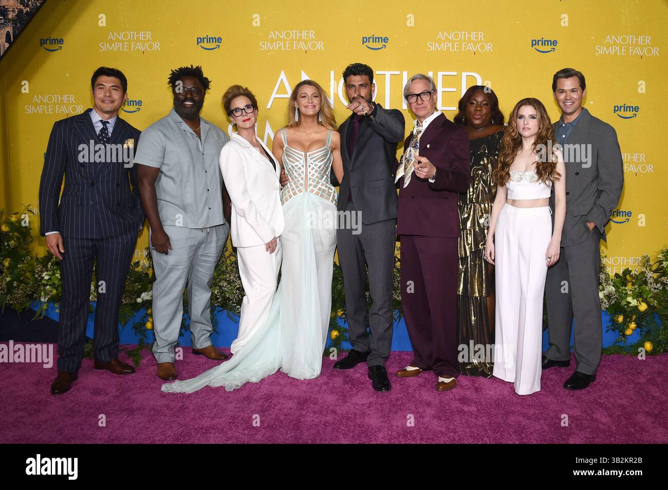 New York, États-Unis. 27 avril 2025. Henry Golding, Basic Salahuddin, Elizabeth Perkins, Blake Lively, Michele Morrone, le réalisateur Paul Feig, Alex Newell, Anna Kendrick et Andrew Randells assistent à la projection New-yorkaise d'Another simple Favor au Jazz Center, New York, NY, le 27 avril 2025. (Photo par Anthony Behar/Sipa USA) crédit : Sipa USA/Alamy Live News Banque D'Images