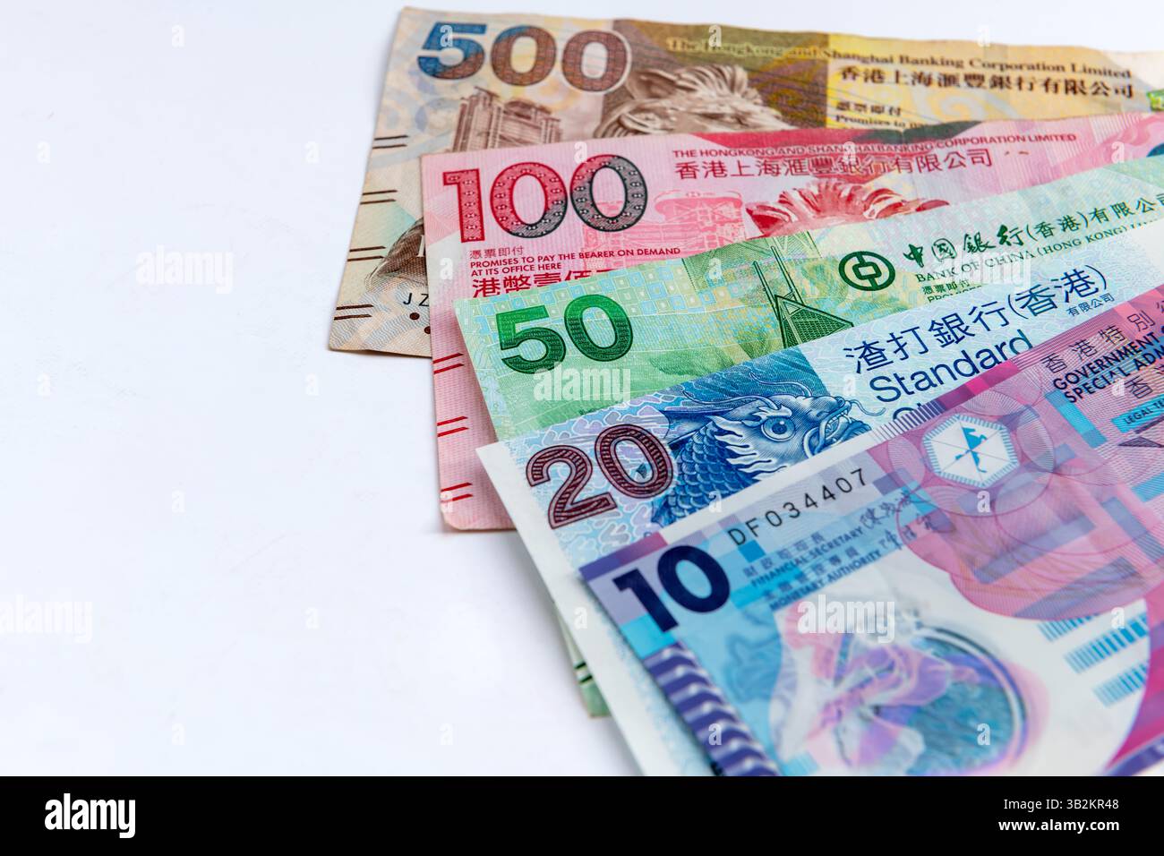 Londres. UK- 04.25.2025. Billets de banque en dollars de Hong Kong de toutes valeurs isolés sur blanc. Banque D'Images