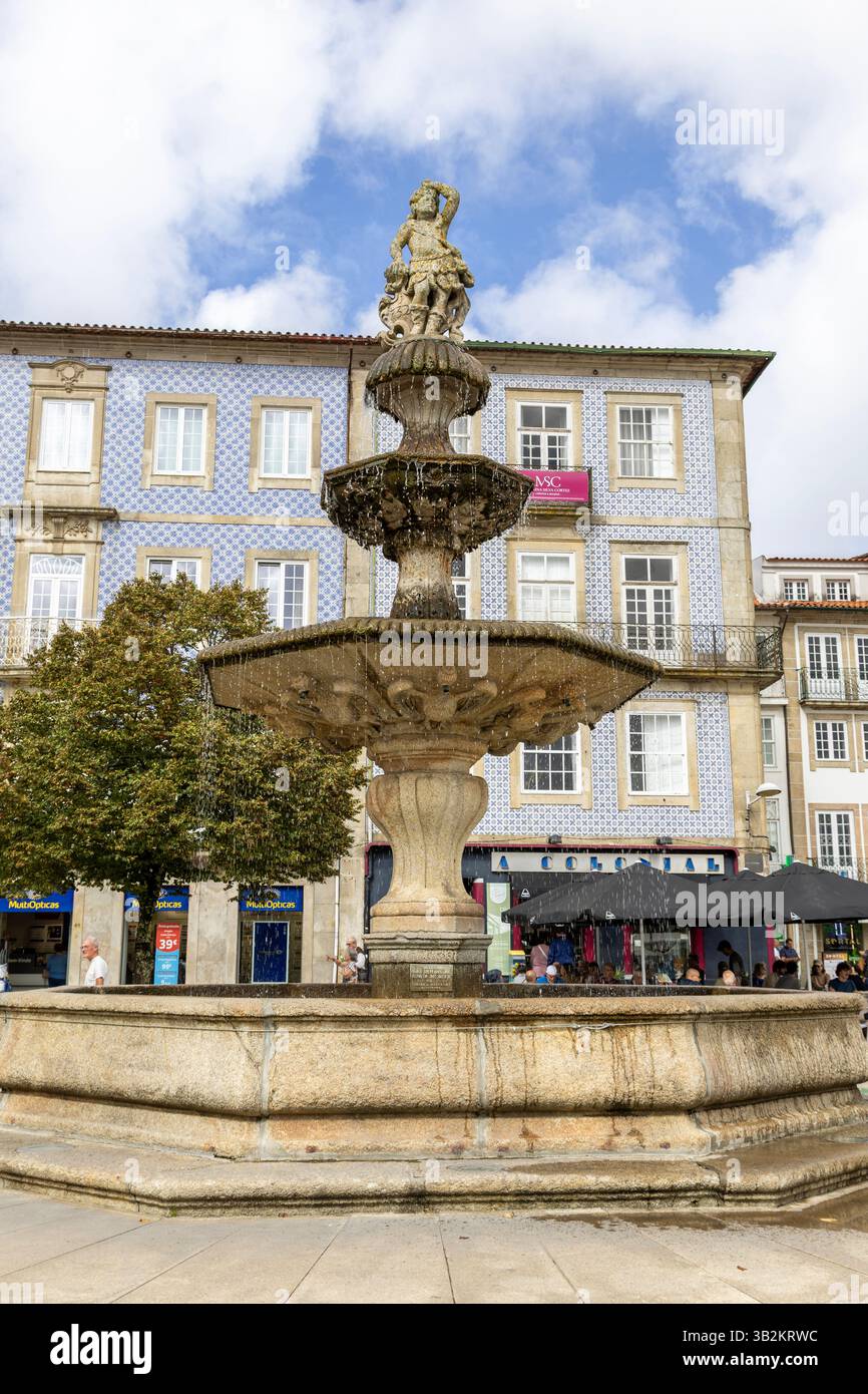 Vue sur la fontaine d'eau de style baroque dans le centre historique de Barcelos, Portugal, construite en granit au début du XVIIIe siècle. Banque D'Images