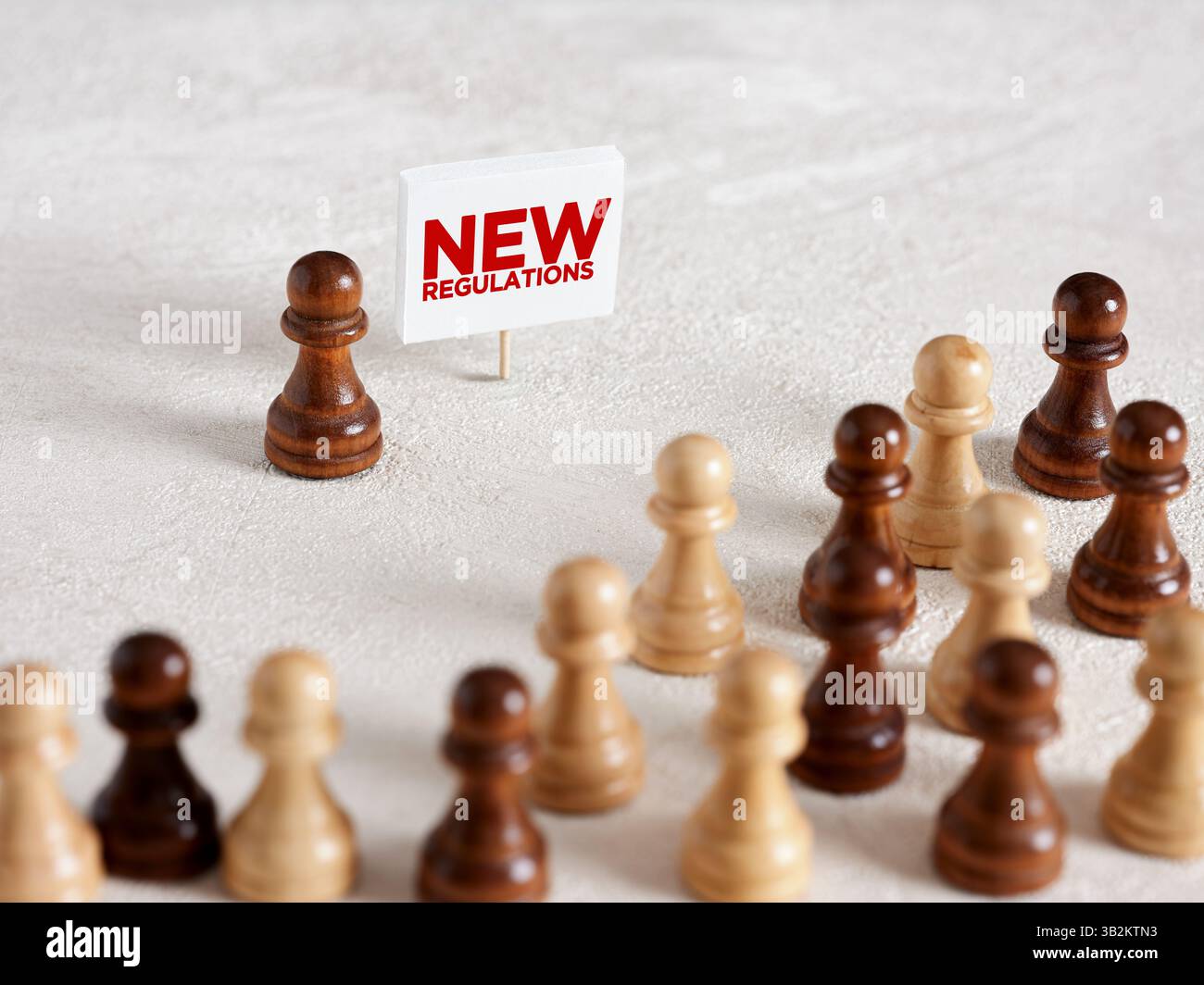 Nouvelles règles, politiques et réglementations en entreprise. Chess Pion annonce les nouveaux règlements lors d'une réunion d'affaires aux employés. Banque D'Images