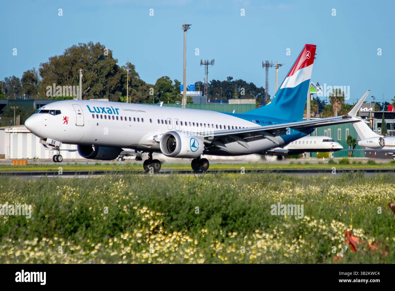 Un avion de ligne moderne et ultramoderne Boeing 737 MAX au départ de Luxair, atterrissant à l'aéroport de Málaga, Costa del sol, immatriculé LX-LBK. Banque D'Images