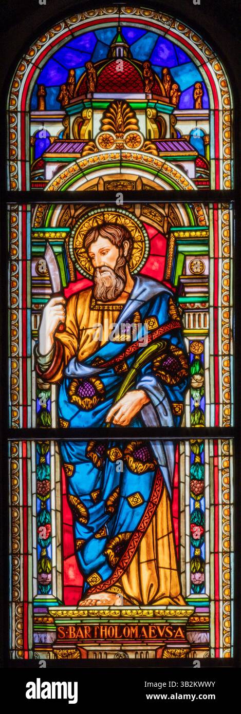 FLORENCE, ITALIE - 20 MARS 2025 : le nouveau Bartholomew l'Apôtre dans l'église Chiesa di Sacro Cuore di Gesu de Rodolfo Fanfani (1899-1973). Banque D'Images