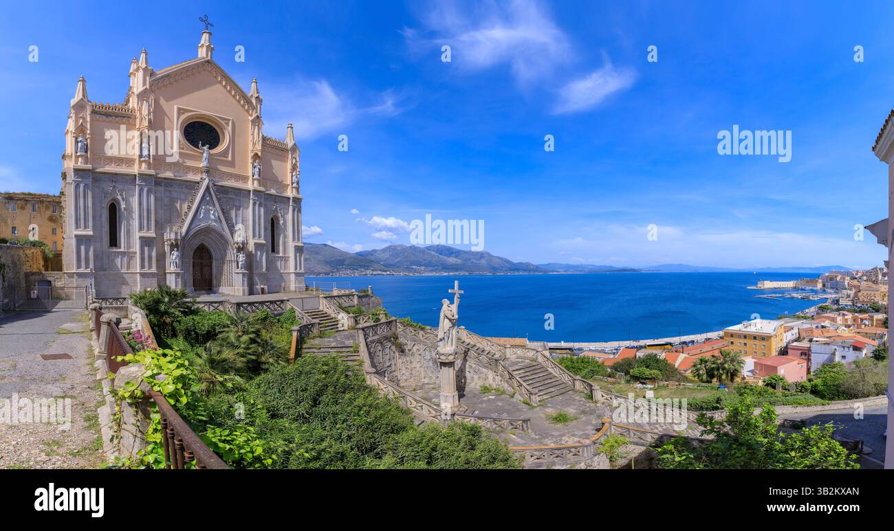 Gaeta paysage urbain dans le Latium, Italie : vue de l'église Saint François ( ou le Tempio di San Francesco) par le port. Banque D'Images
