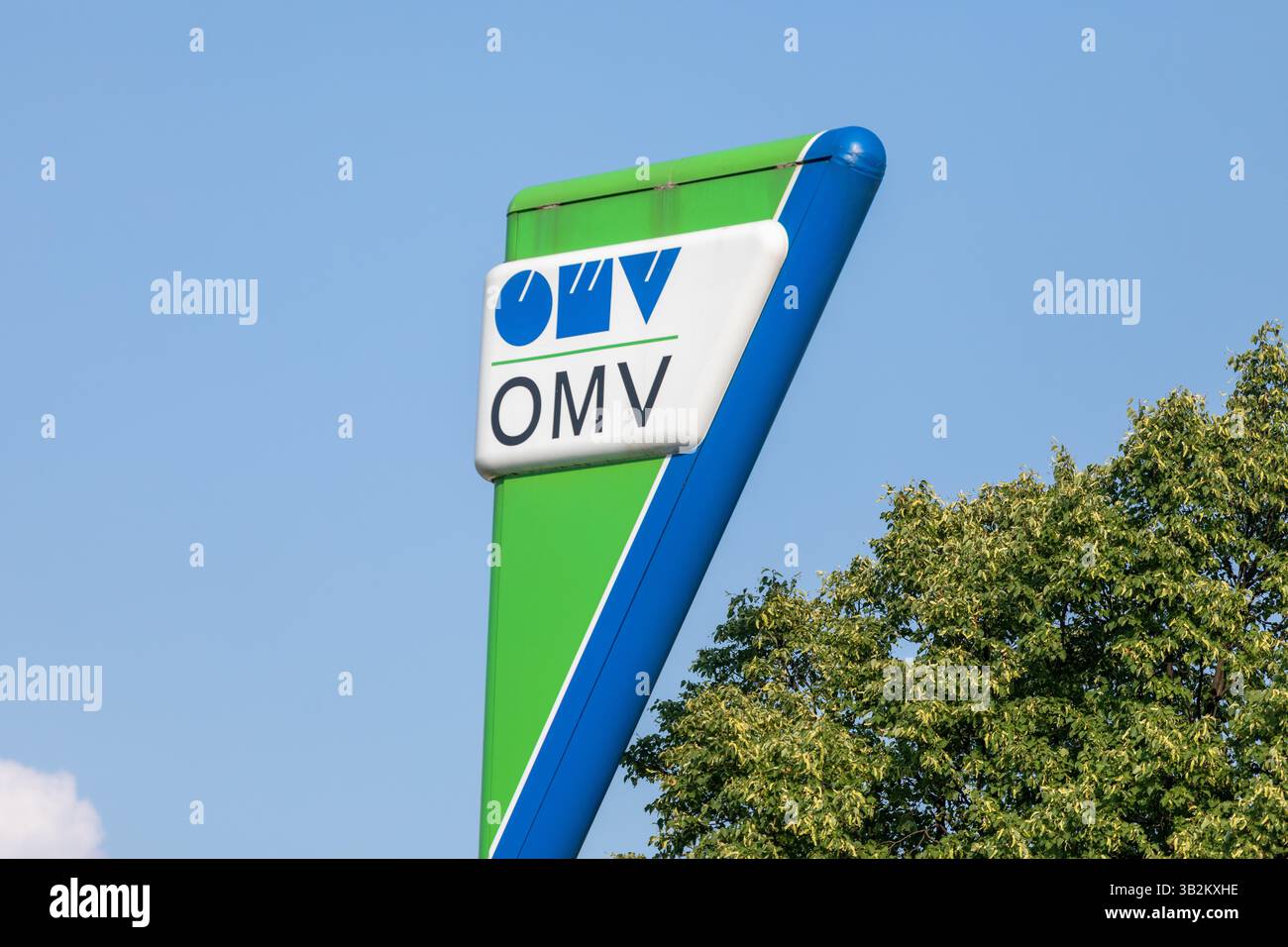 Jagodina, Serbie - 29 juillet 2022 : logo et signe d'OMV sur la station-service. OMV est une compagnie pétrolière hongroise opérant en Serbie Banque D'Images