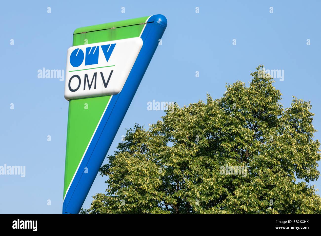 Jagodina, Serbie - 29 juillet 2022 : logo et signe d'OMV sur la station-service. OMV est une compagnie pétrolière hongroise opérant en Serbie Banque D'Images