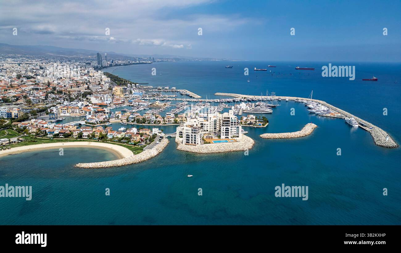 Vue aérienne par drone sur la marina de Limassol et le vieux port, Limassol, République de Chypre. Banque D'Images
