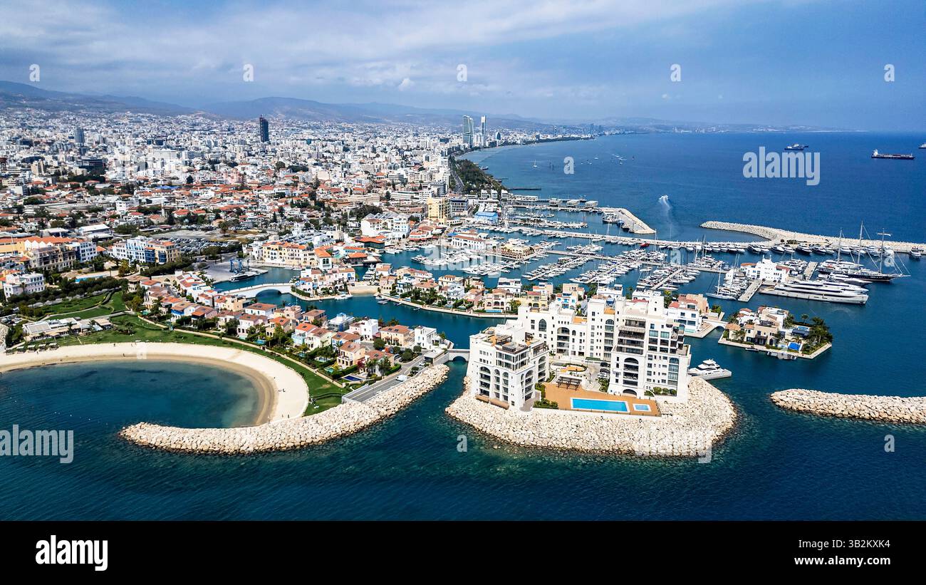 Vue aérienne par drone sur la marina de Limassol et le vieux port, Limassol, République de Chypre. Banque D'Images
